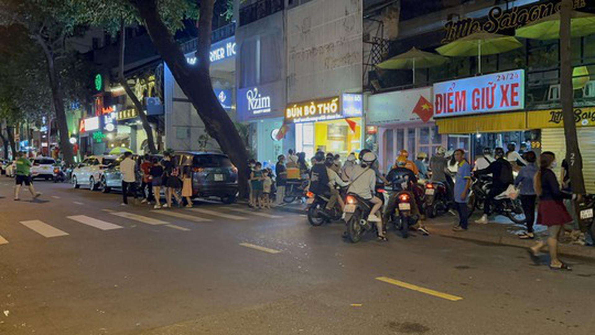 Trung t&acirc;m TP HCM kẹt xe trước giờ bắn ph&aacute;o hoa - Ảnh 12.