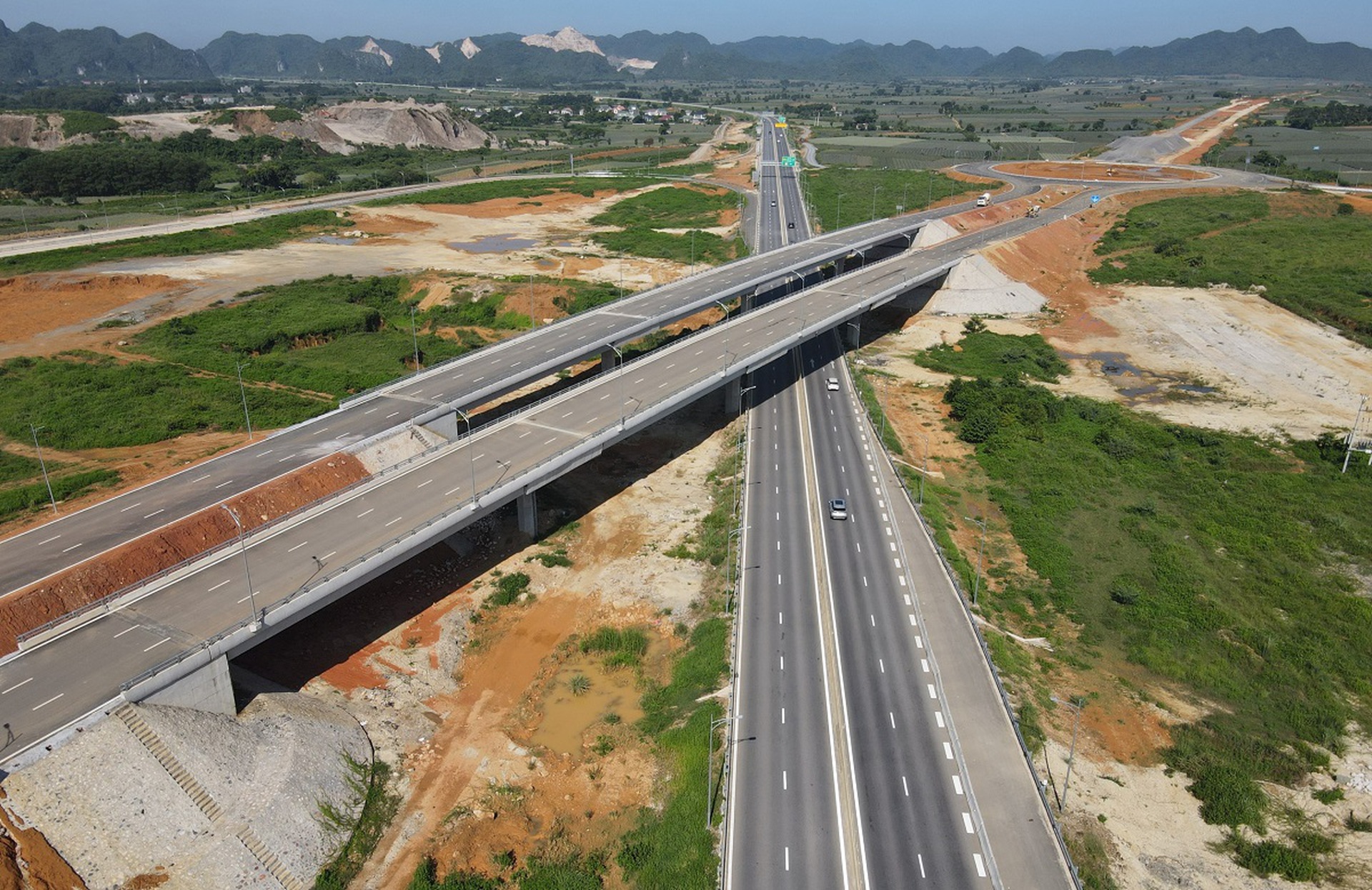Cho&aacute;ng ngợp tuyến đường Đ&ocirc;ng - T&acirc;y 23 km ti&ecirc;u tốn gần 2.000 tỉ đồng ở Ninh B&igrave;nh - Ảnh 1.