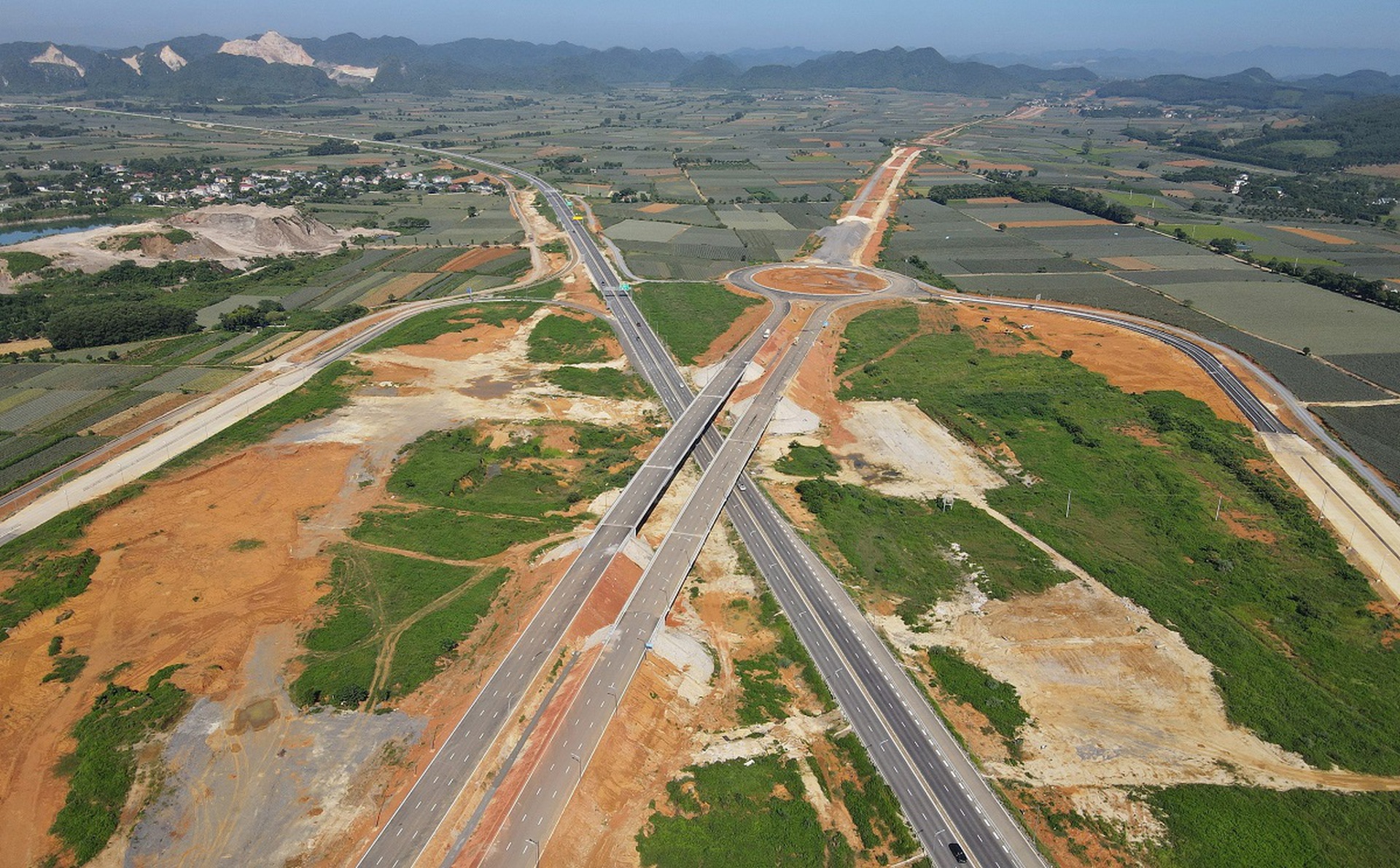Cho&aacute;ng ngợp tuyến đường Đ&ocirc;ng - T&acirc;y 23 km ti&ecirc;u tốn gần 2.000 tỉ đồng ở Ninh B&igrave;nh - Ảnh 14.