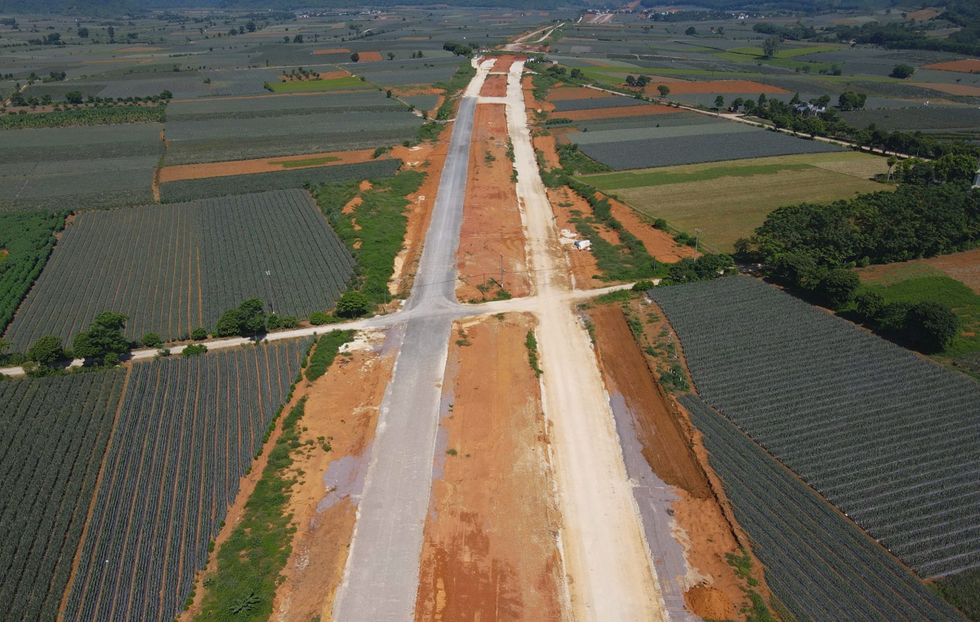 Cho&aacute;ng ngợp tuyến đường Đ&ocirc;ng - T&acirc;y 23 km ti&ecirc;u tốn gần 2.000 tỉ đồng ở Ninh B&igrave;nh - Ảnh 5.