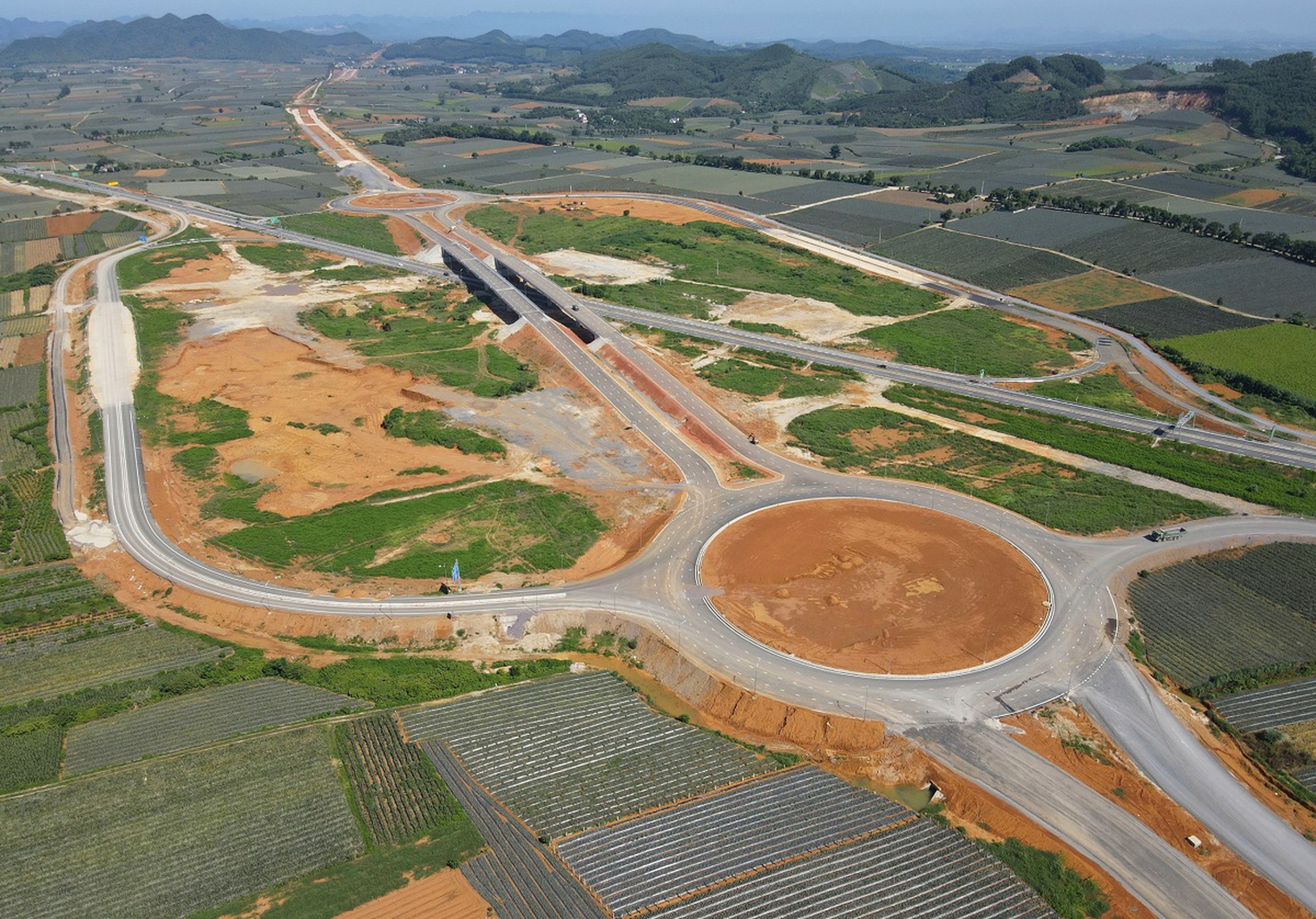 Cho&aacute;ng ngợp tuyến đường Đ&ocirc;ng - T&acirc;y 23 km ti&ecirc;u tốn gần 2.000 tỉ đồng ở Ninh B&igrave;nh - Ảnh 4.