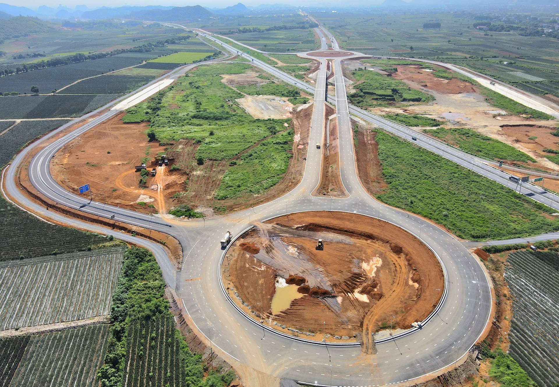 Cho&aacute;ng ngợp tuyến đường Đ&ocirc;ng - T&acirc;y 23 km ti&ecirc;u tốn gần 2.000 tỉ đồng ở Ninh B&igrave;nh - Ảnh 6.