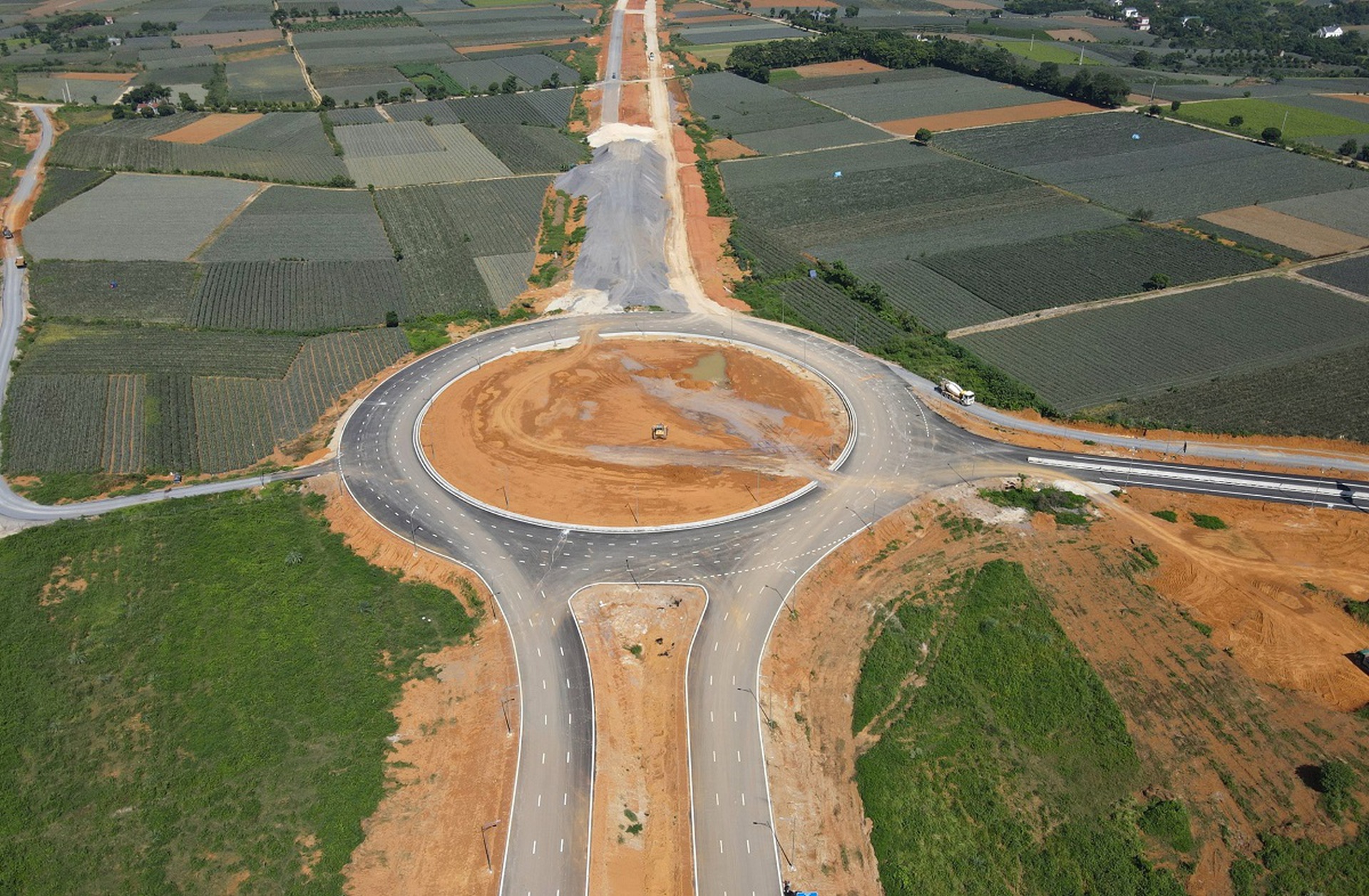Cho&aacute;ng ngợp tuyến đường Đ&ocirc;ng - T&acirc;y 23 km ti&ecirc;u tốn gần 2.000 tỉ đồng ở Ninh B&igrave;nh - Ảnh 3.