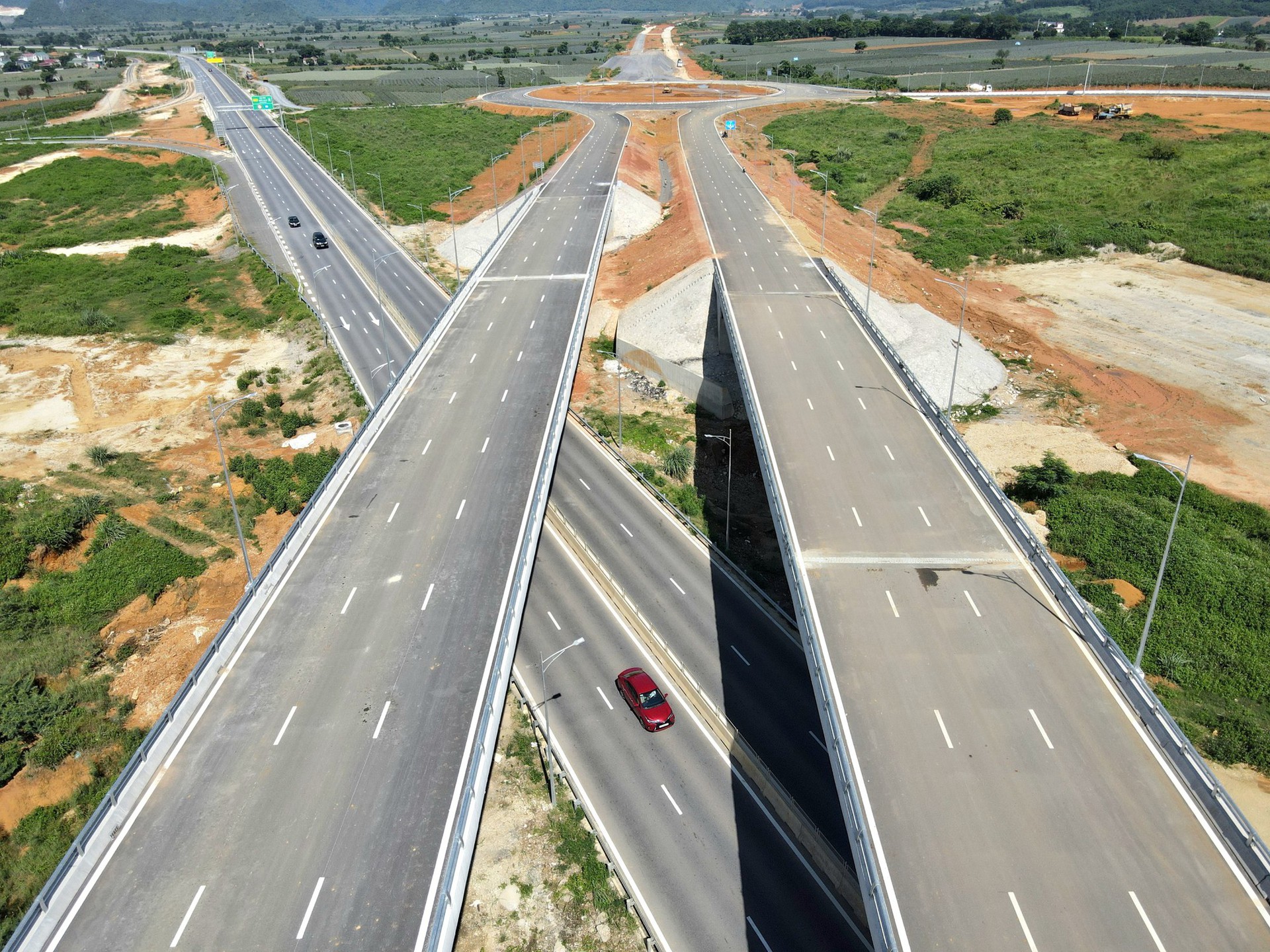Cho&aacute;ng ngợp tuyến đường Đ&ocirc;ng - T&acirc;y 23 km ti&ecirc;u tốn gần 2.000 tỉ đồng ở Ninh B&igrave;nh - Ảnh 7.