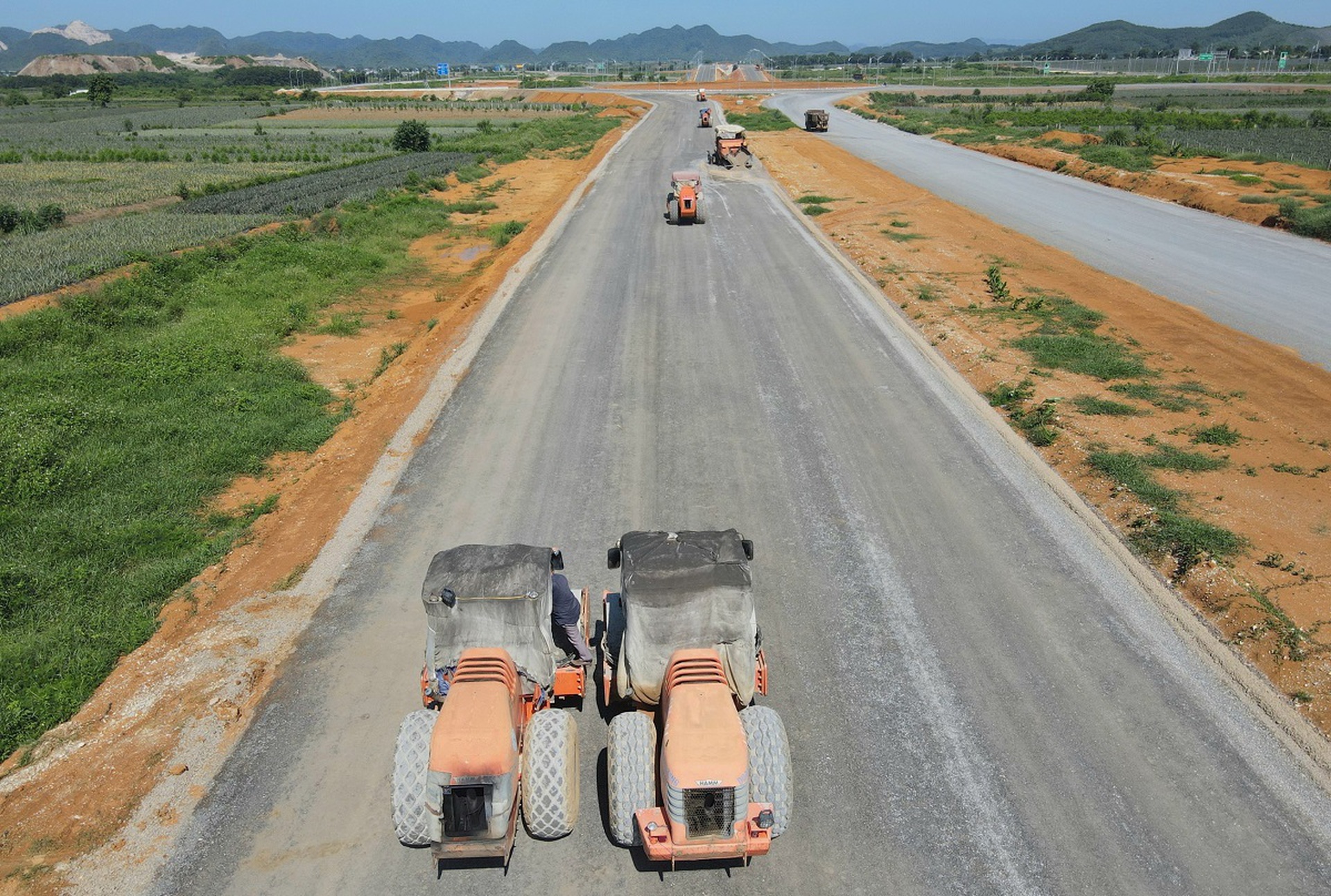Cho&aacute;ng ngợp tuyến đường Đ&ocirc;ng - T&acirc;y 23 km ti&ecirc;u tốn gần 2.000 tỉ đồng ở Ninh B&igrave;nh - Ảnh 9.