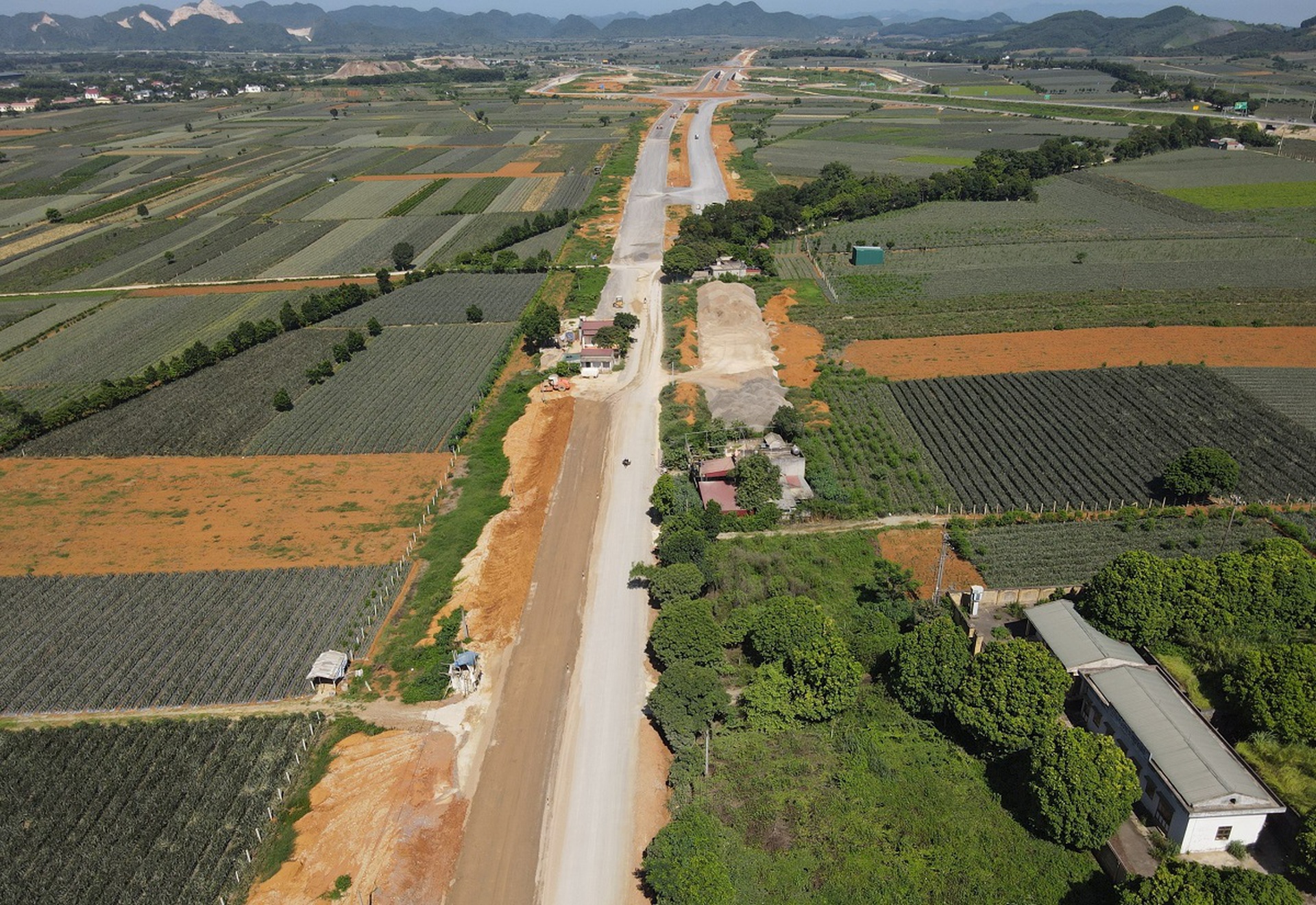 Cho&aacute;ng ngợp tuyến đường Đ&ocirc;ng - T&acirc;y 23 km ti&ecirc;u tốn gần 2.000 tỉ đồng ở Ninh B&igrave;nh - Ảnh 11.
