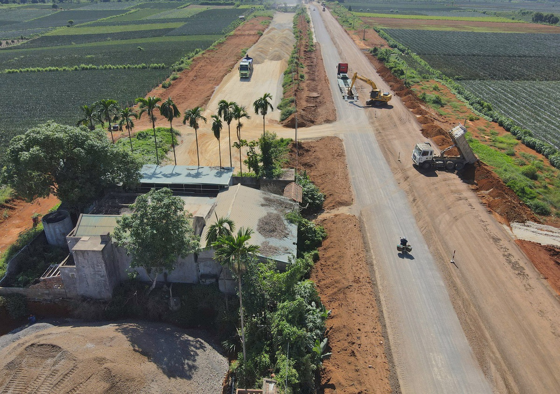 Cho&aacute;ng ngợp tuyến đường Đ&ocirc;ng - T&acirc;y 23 km ti&ecirc;u tốn gần 2.000 tỉ đồng ở Ninh B&igrave;nh - Ảnh 13.