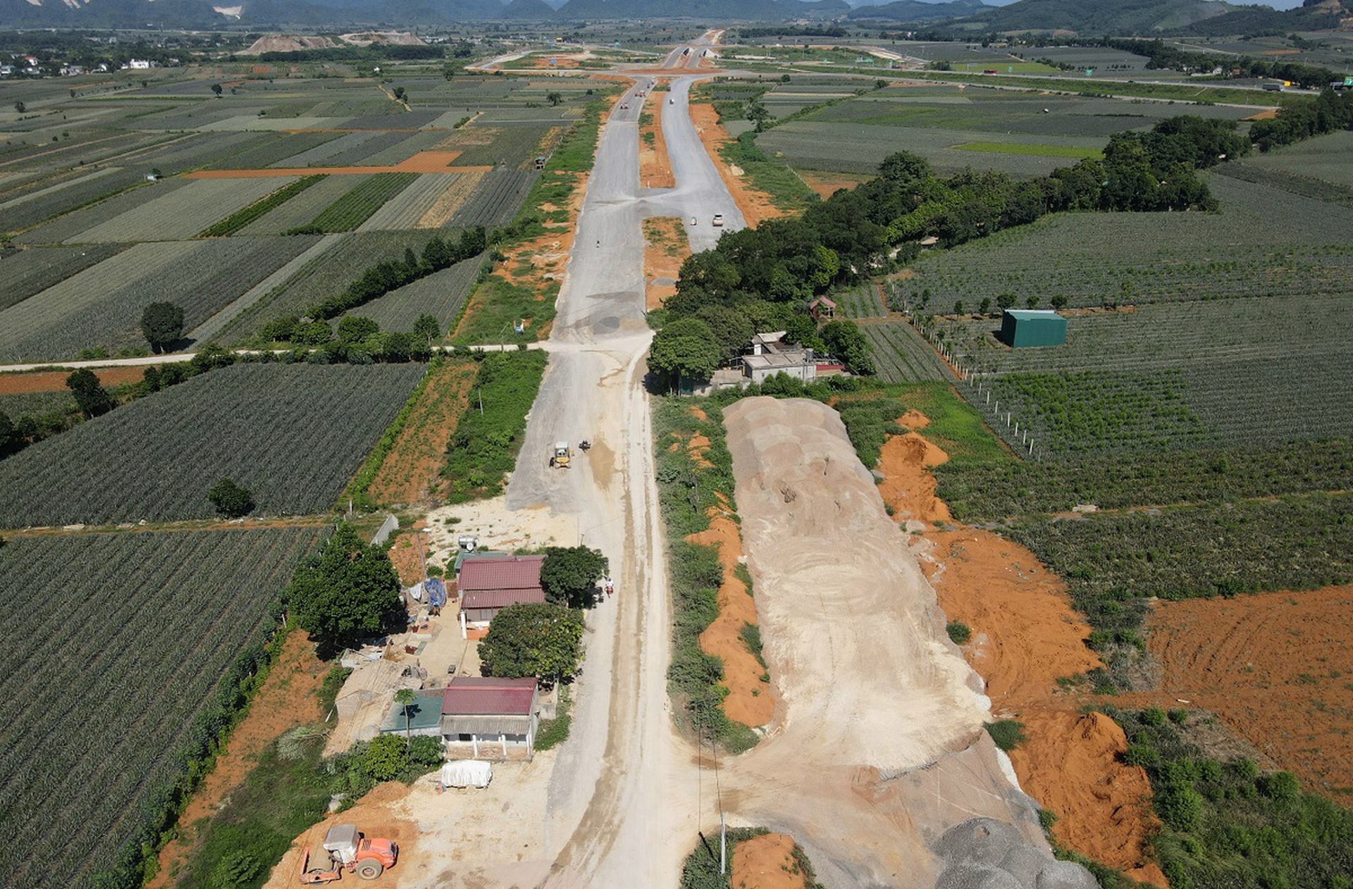 Cho&aacute;ng ngợp tuyến đường Đ&ocirc;ng - T&acirc;y 23 km ti&ecirc;u tốn gần 2.000 tỉ đồng ở Ninh B&igrave;nh - Ảnh 12.