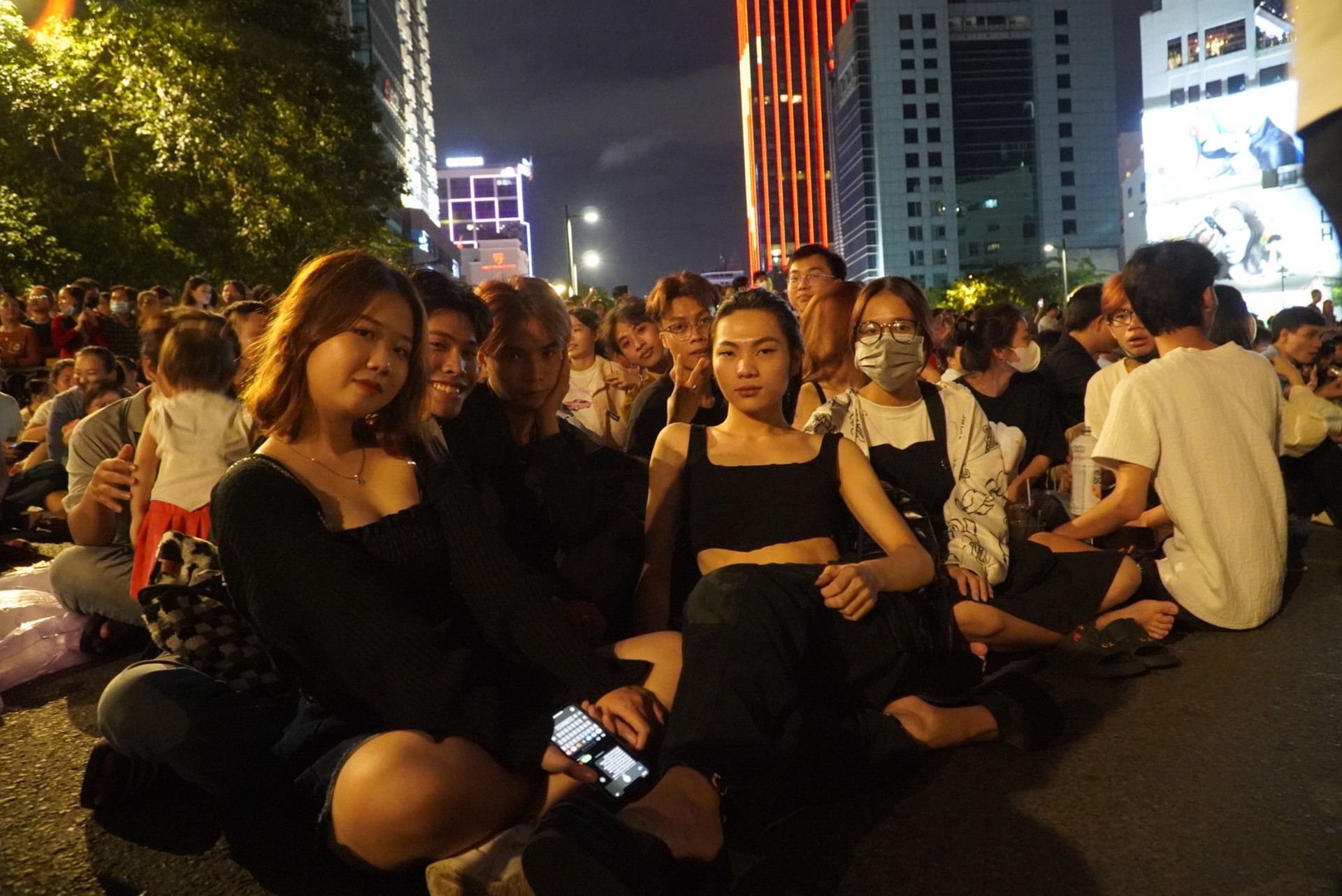 Trung t&acirc;m TP HCM kẹt xe trước giờ bắn ph&aacute;o hoa - Ảnh 20.