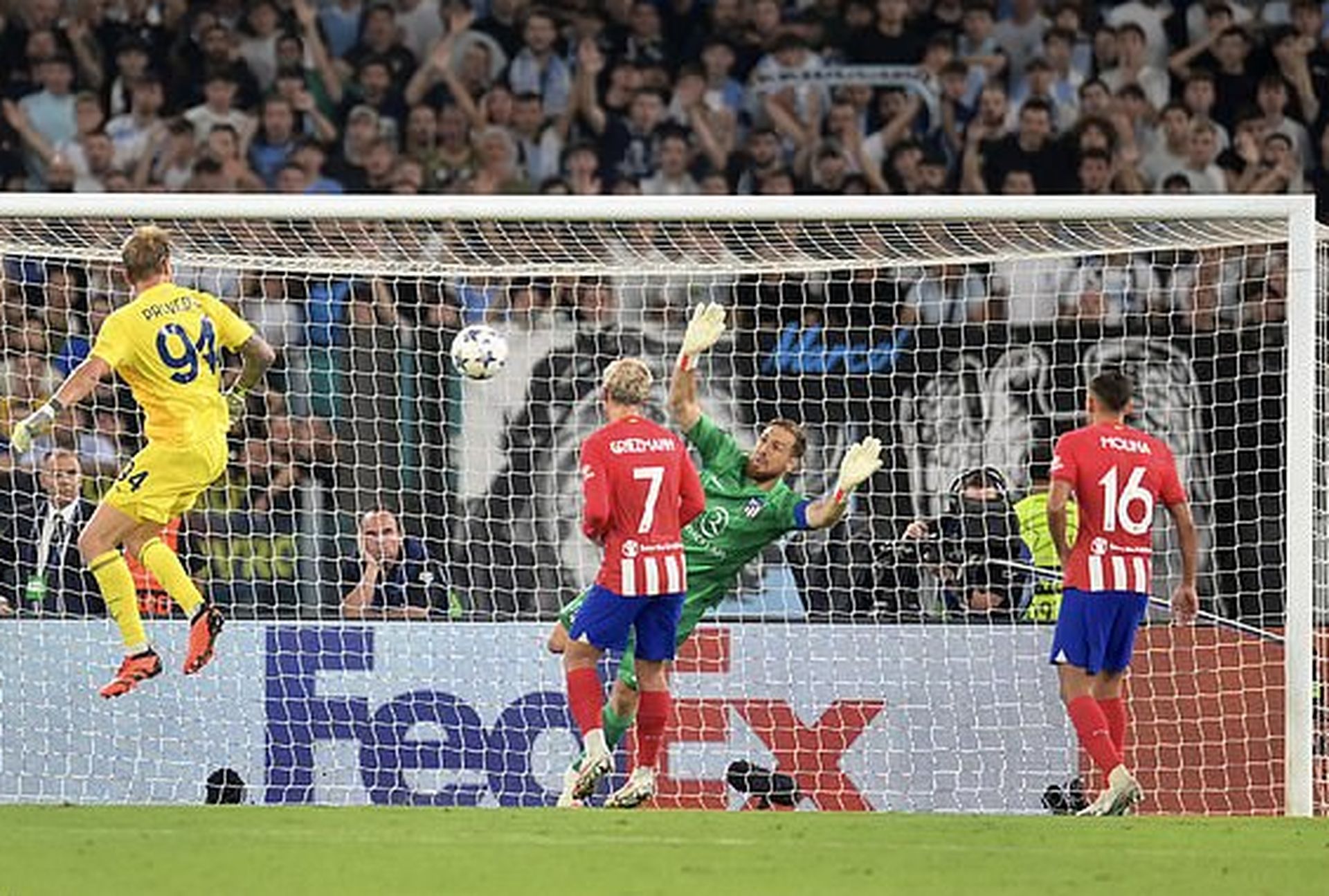 Thủ m&ocirc;n ghi b&agrave;n kh&ocirc;ng tưởng, Lazio giật điểm từ tay Atletico Madrid