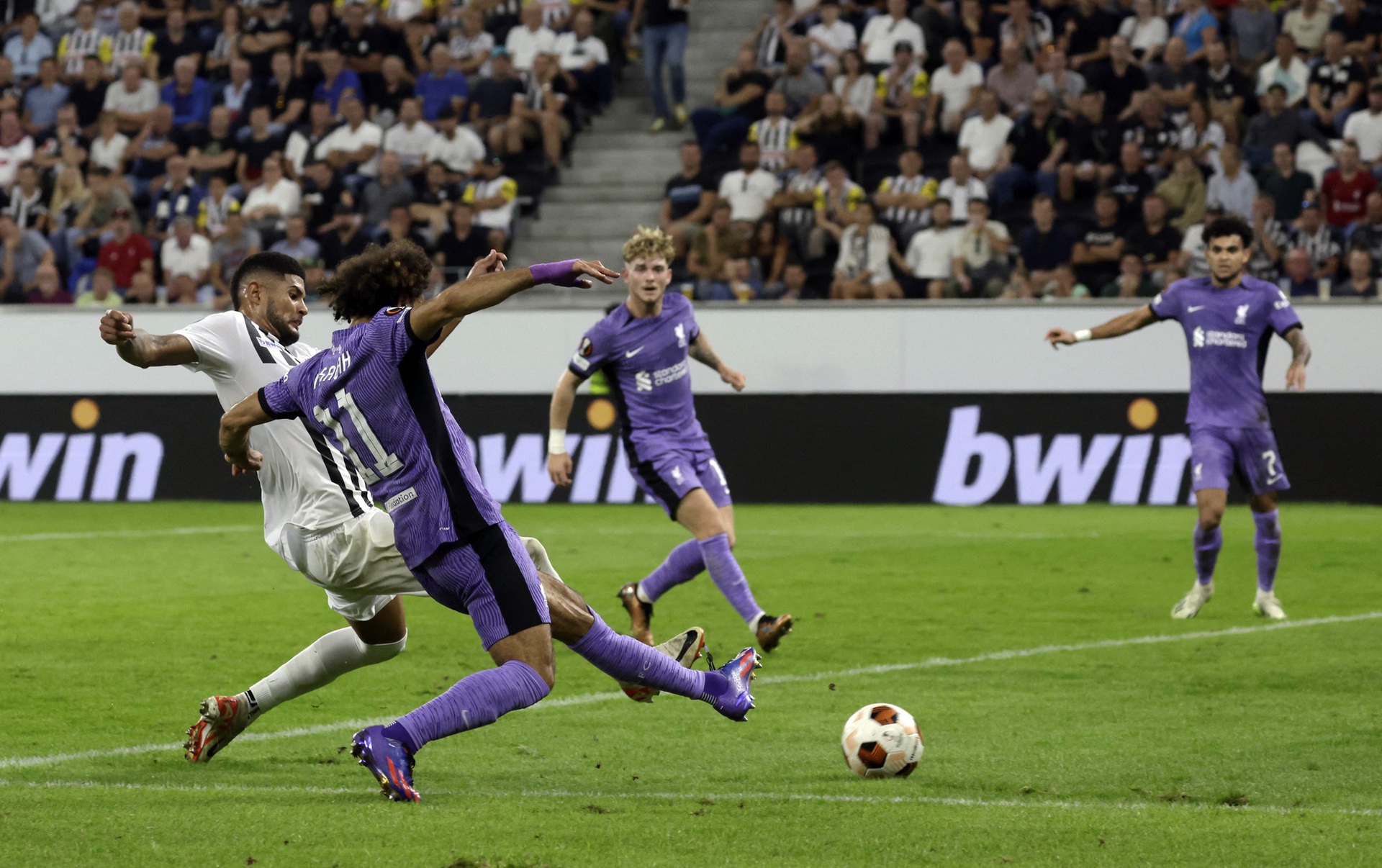 Liverpool ngược d&ograve;ng đất &Aacute;o, thắng tưng bừng chủ nh&agrave; LASK Linz - Ảnh 7.