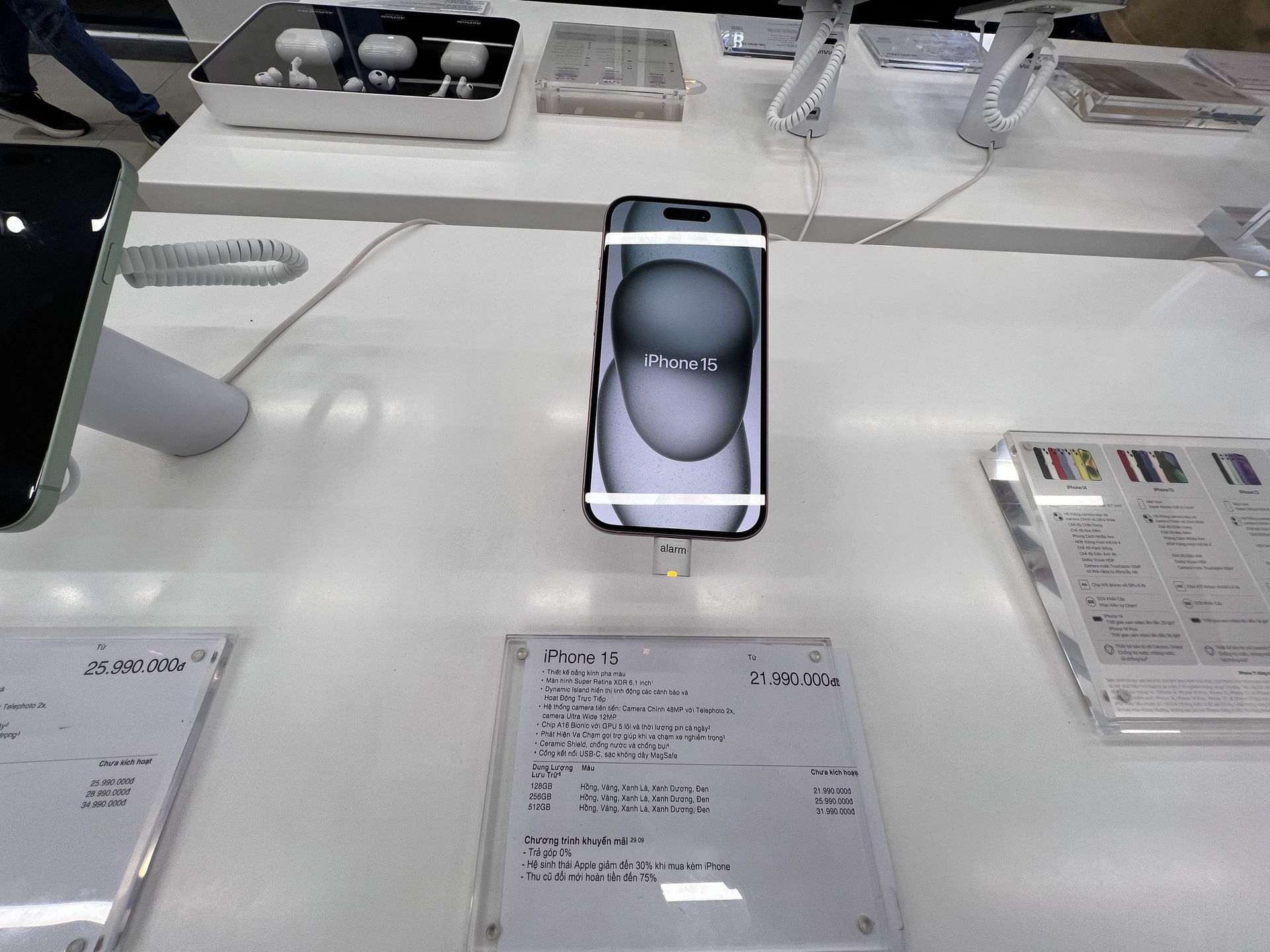 Những người mua iPhone 15 ch&iacute;nh h&atilde;ng đầu ti&ecirc;n n&oacute;i g&igrave; sau nửa ng&agrave;y trải nghiệm? - Ảnh 1.