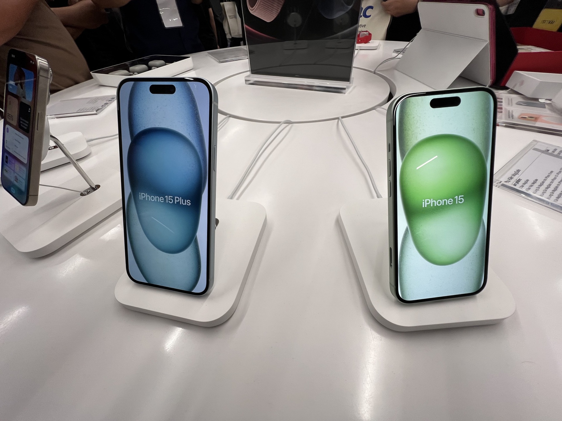 Những người mua iPhone 15 ch&iacute;nh h&atilde;ng đầu ti&ecirc;n n&oacute;i g&igrave; sau nửa ng&agrave;y trải nghiệm? - Ảnh 4.
