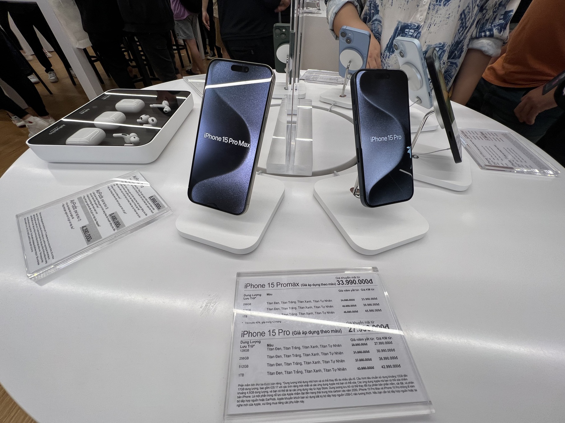 Những người mua iPhone 15 ch&iacute;nh h&atilde;ng đầu ti&ecirc;n n&oacute;i g&igrave; sau nửa ng&agrave;y trải nghiệm? - Ảnh 6.