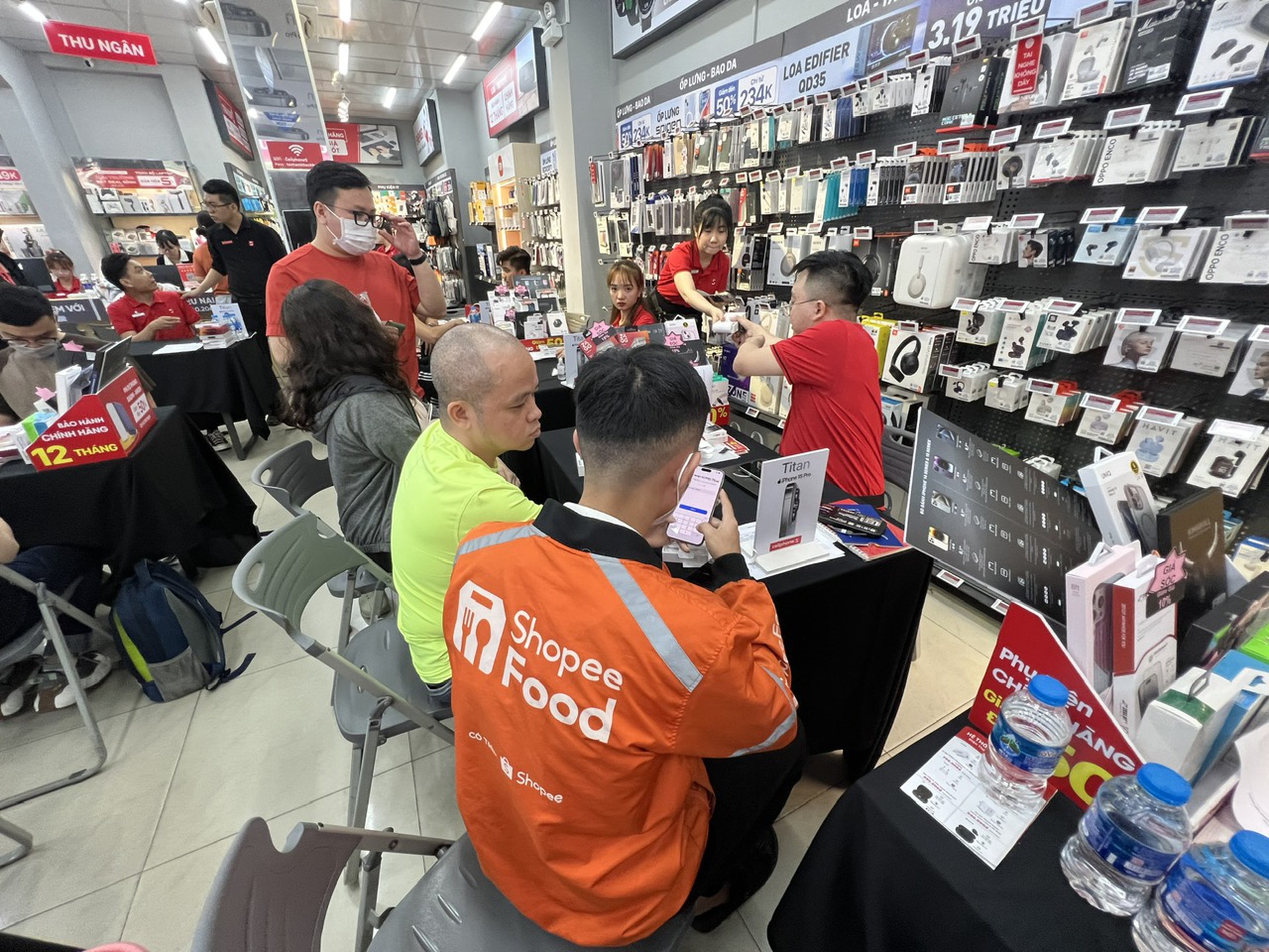 Những người mua iPhone 15 ch&iacute;nh h&atilde;ng đầu ti&ecirc;n n&oacute;i g&igrave; sau nửa ng&agrave;y trải nghiệm? - Ảnh 3.