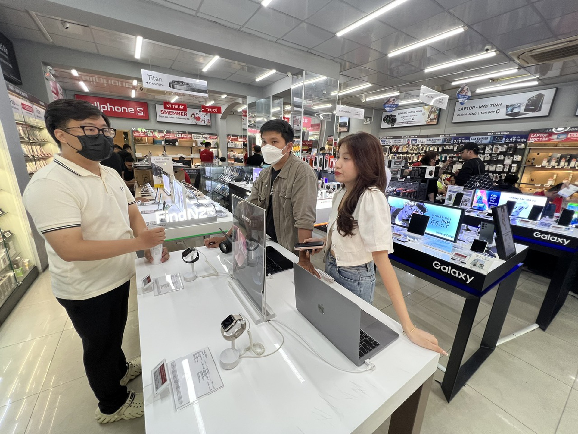 Những người mua iPhone 15 ch&iacute;nh h&atilde;ng đầu ti&ecirc;n n&oacute;i g&igrave; sau nửa ng&agrave;y trải nghiệm? - Ảnh 2.