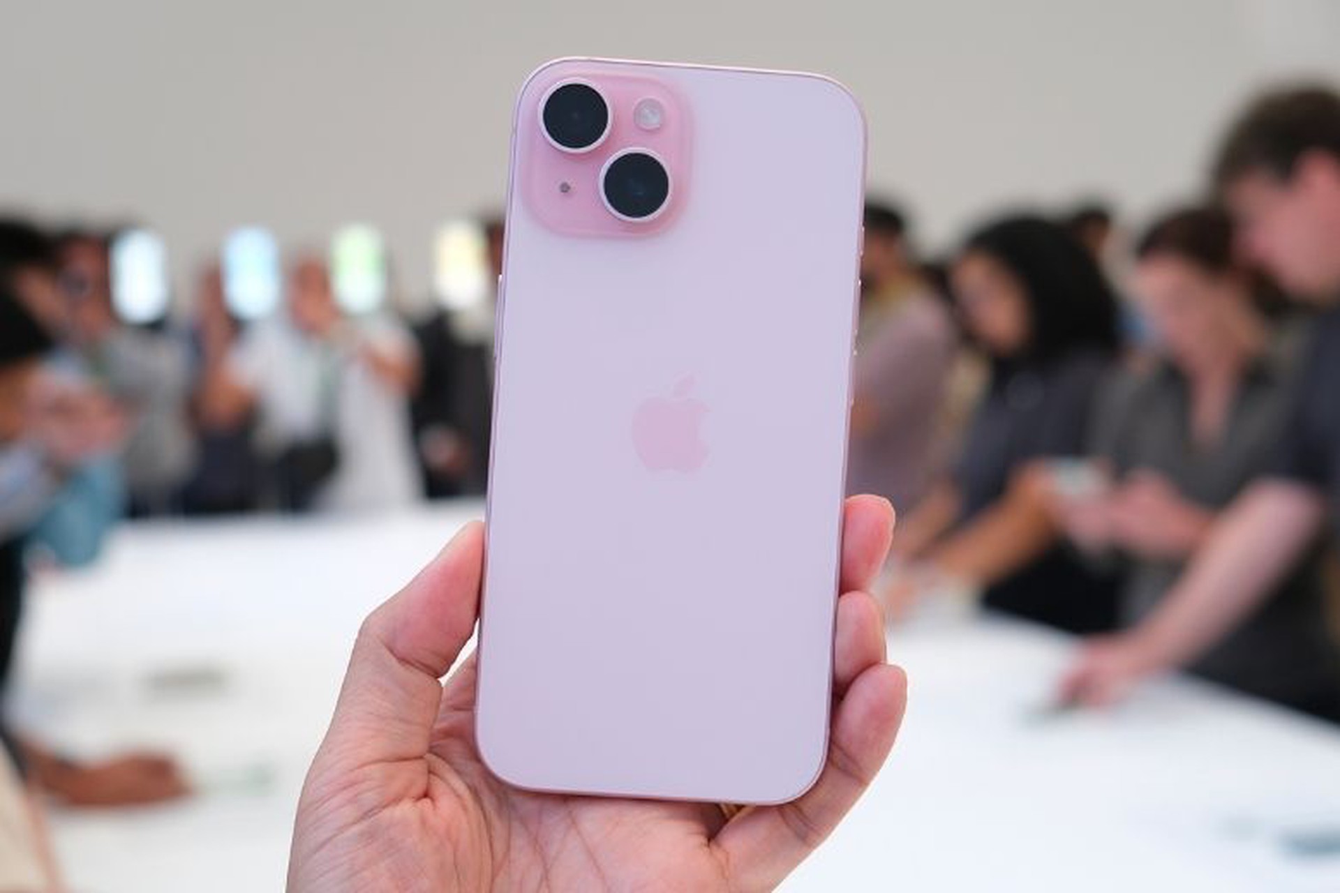 C&aacute;c nh&agrave; b&aacute;n lẻ kiếm được bao nhi&ecirc;u tiền trong ng&agrave;y đầu mở b&aacute;n iPhone 15 ch&iacute;nh h&atilde;ng? - Ảnh 3.