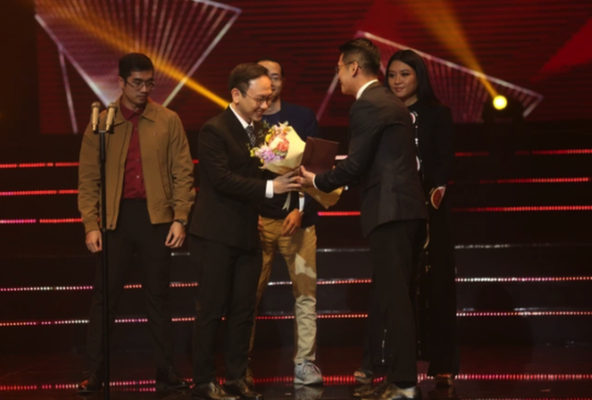 "Chị đẹp đạp gi&oacute; rẽ s&oacute;ng" thắng giải tại VTV Awards 2023- Ảnh 5.