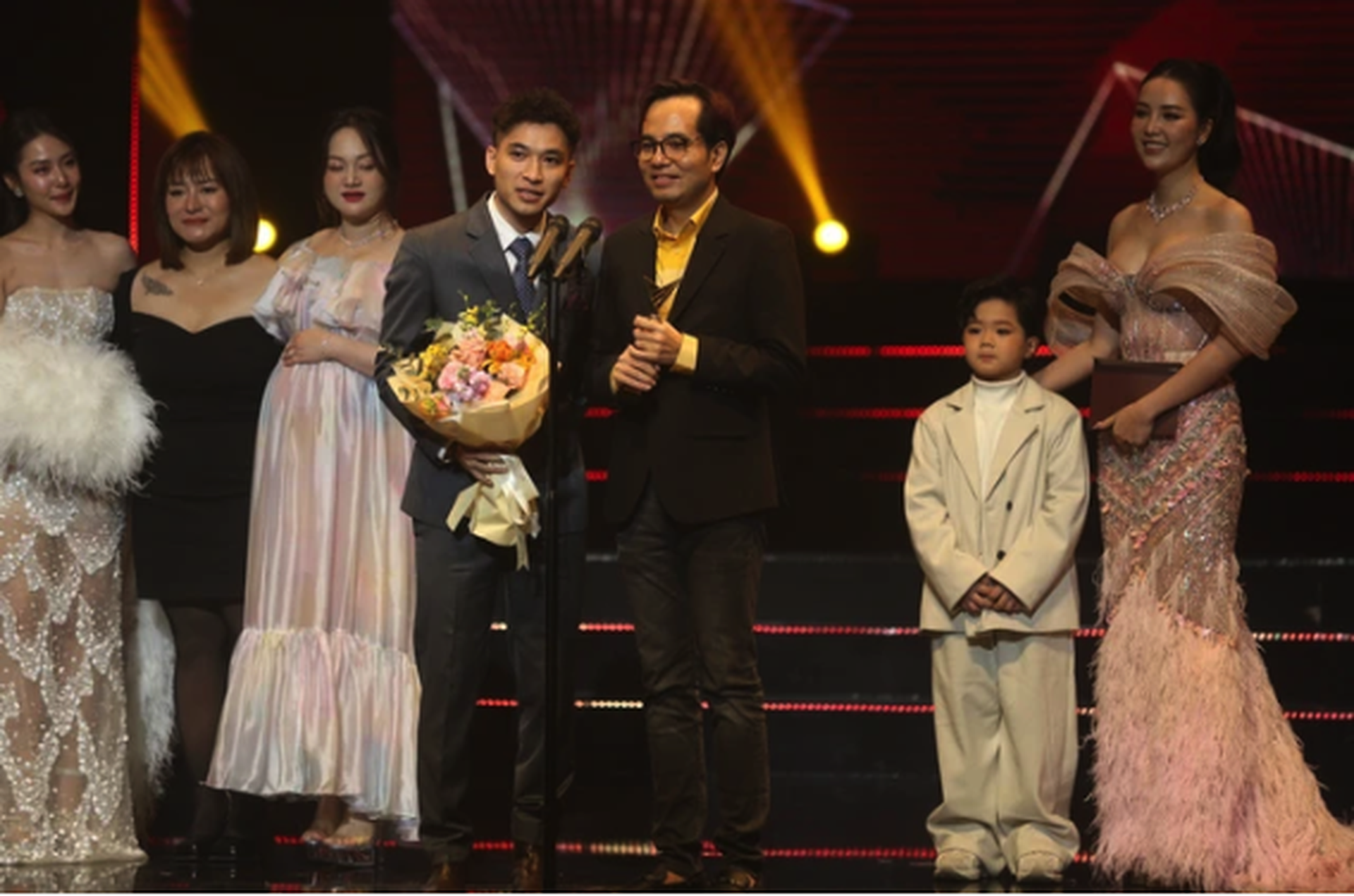 "Chị đẹp đạp gi&oacute; rẽ s&oacute;ng" thắng giải tại VTV Awards 2023- Ảnh 2.