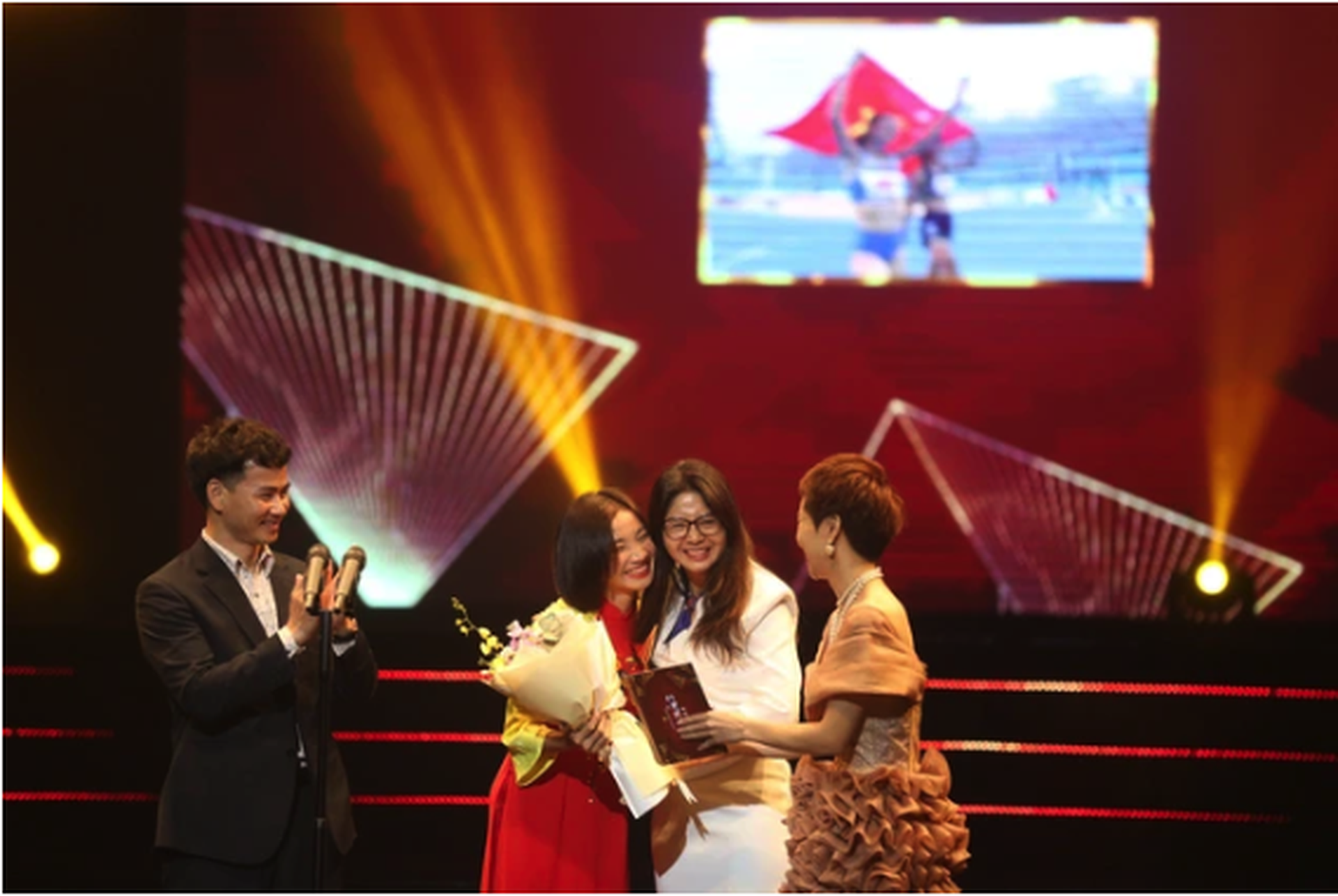 "Chị đẹp đạp gi&oacute; rẽ s&oacute;ng" thắng giải tại VTV Awards 2023- Ảnh 8.