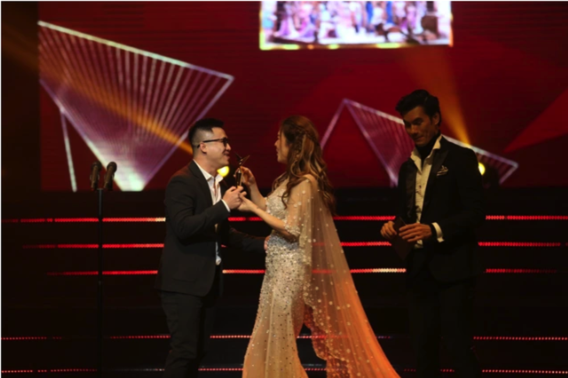 "Chị đẹp đạp gi&oacute; rẽ s&oacute;ng" thắng giải tại VTV Awards 2023- Ảnh 1.