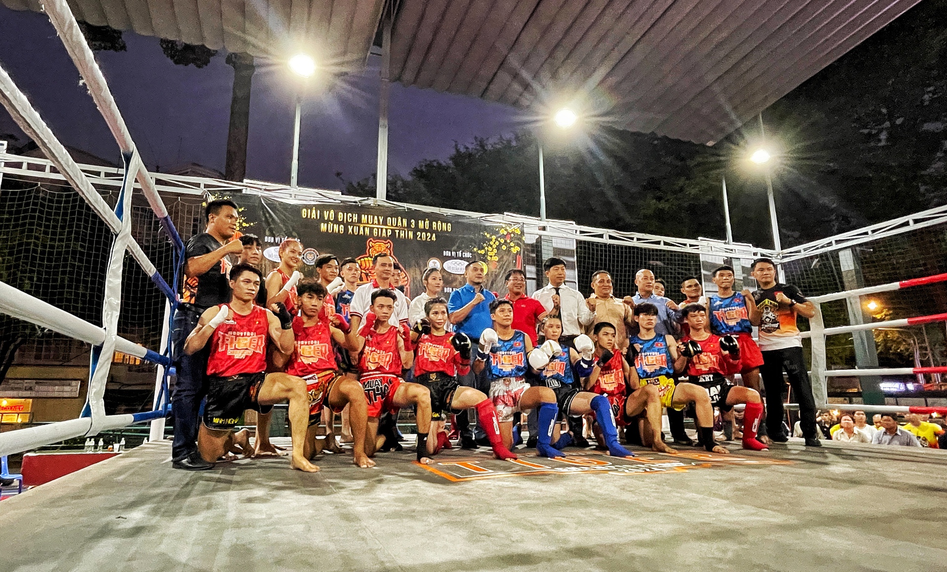 "Nảy lửa" c&aacute;c trận đấu tại Giải Muay Th&aacute;i quận 3 mở rộng- Ảnh 2.