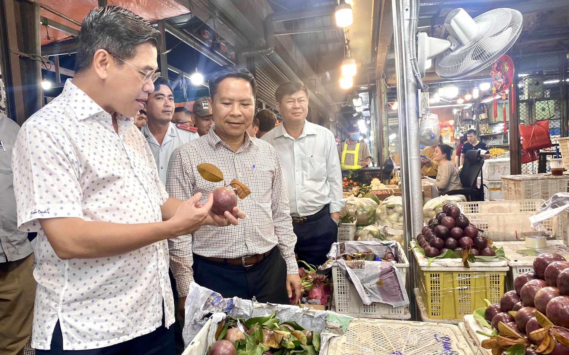 Ph&oacute; Chủ tịch UBND TP HCM "vi h&agrave;nh" chợ đầu mối l&uacute;c đ&ecirc;m khuya