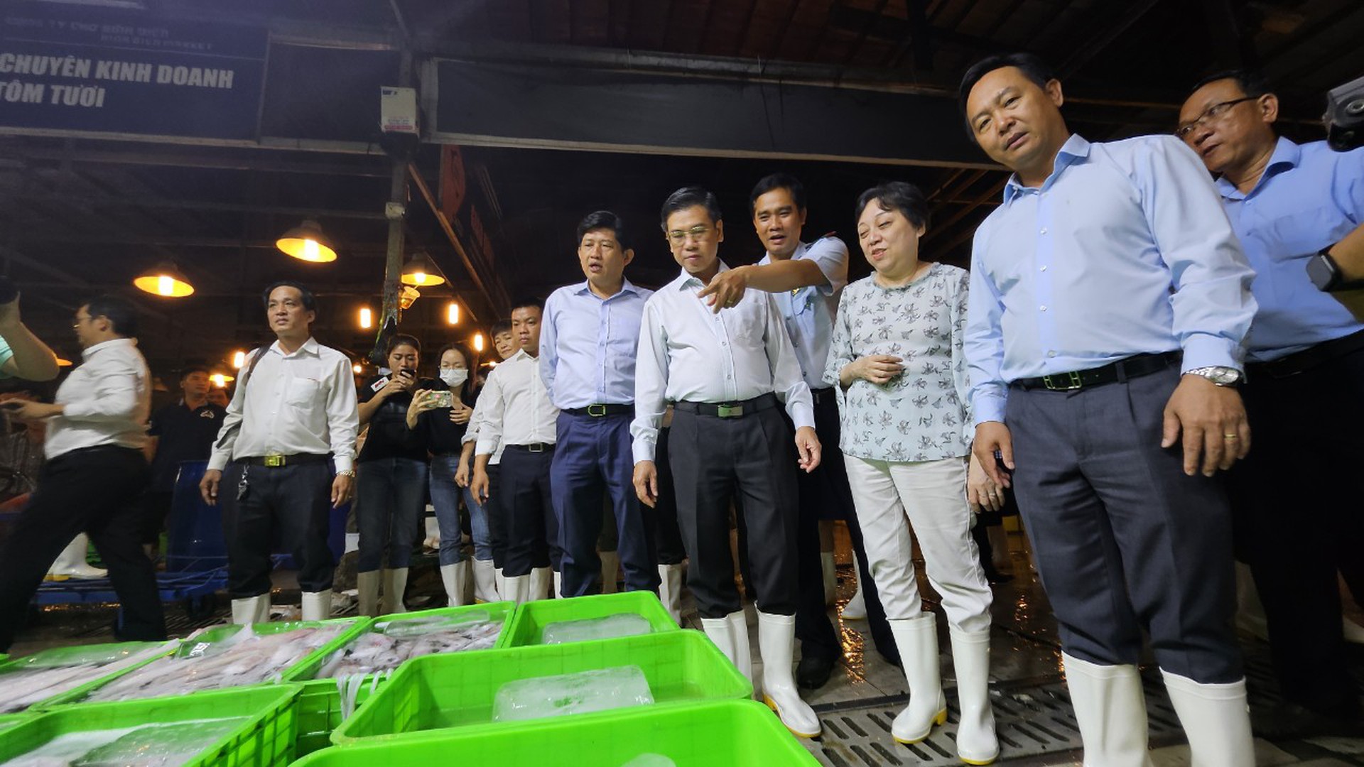 L&atilde;nh đạo TP HCM khảo s&aacute;t đ&ecirc;m ở chợ đầu mối B&igrave;nh Điền - Ảnh 1.