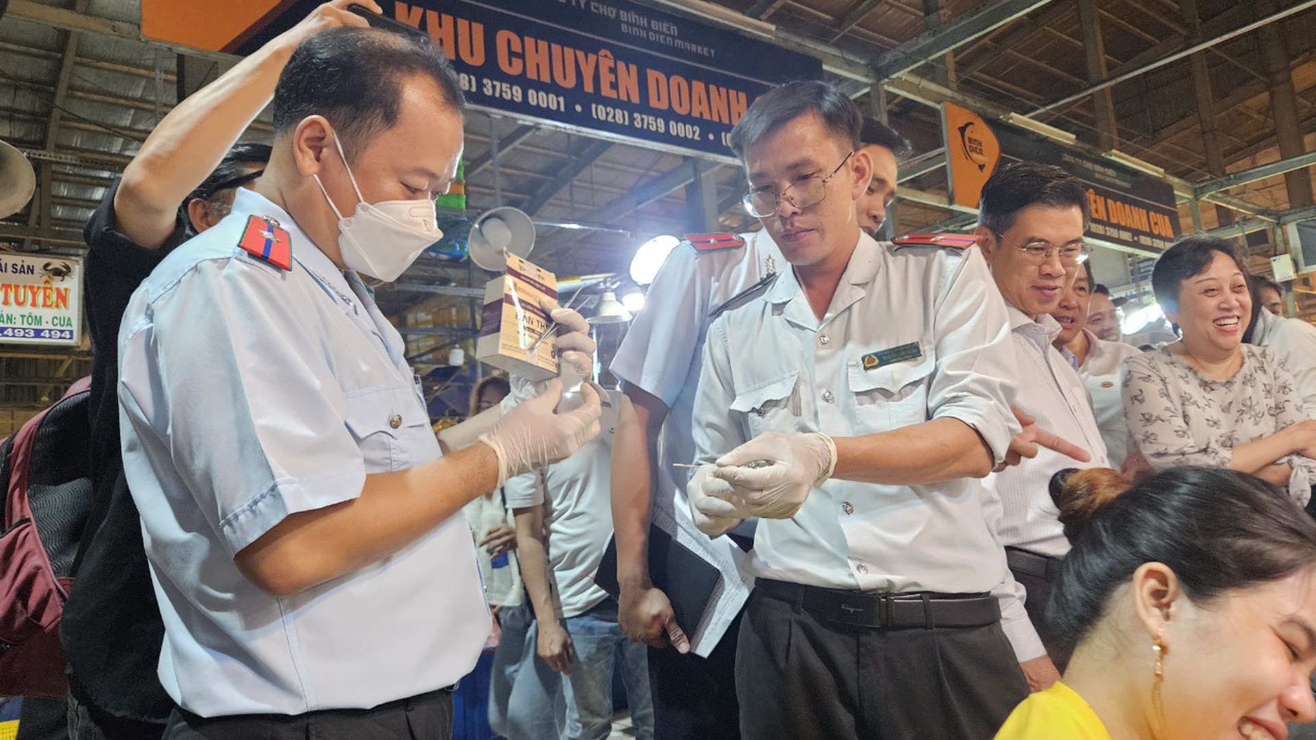 L&atilde;nh đạo TP HCM khảo s&aacute;t đ&ecirc;m ở chợ đầu mối B&igrave;nh Điền - Ảnh 8.