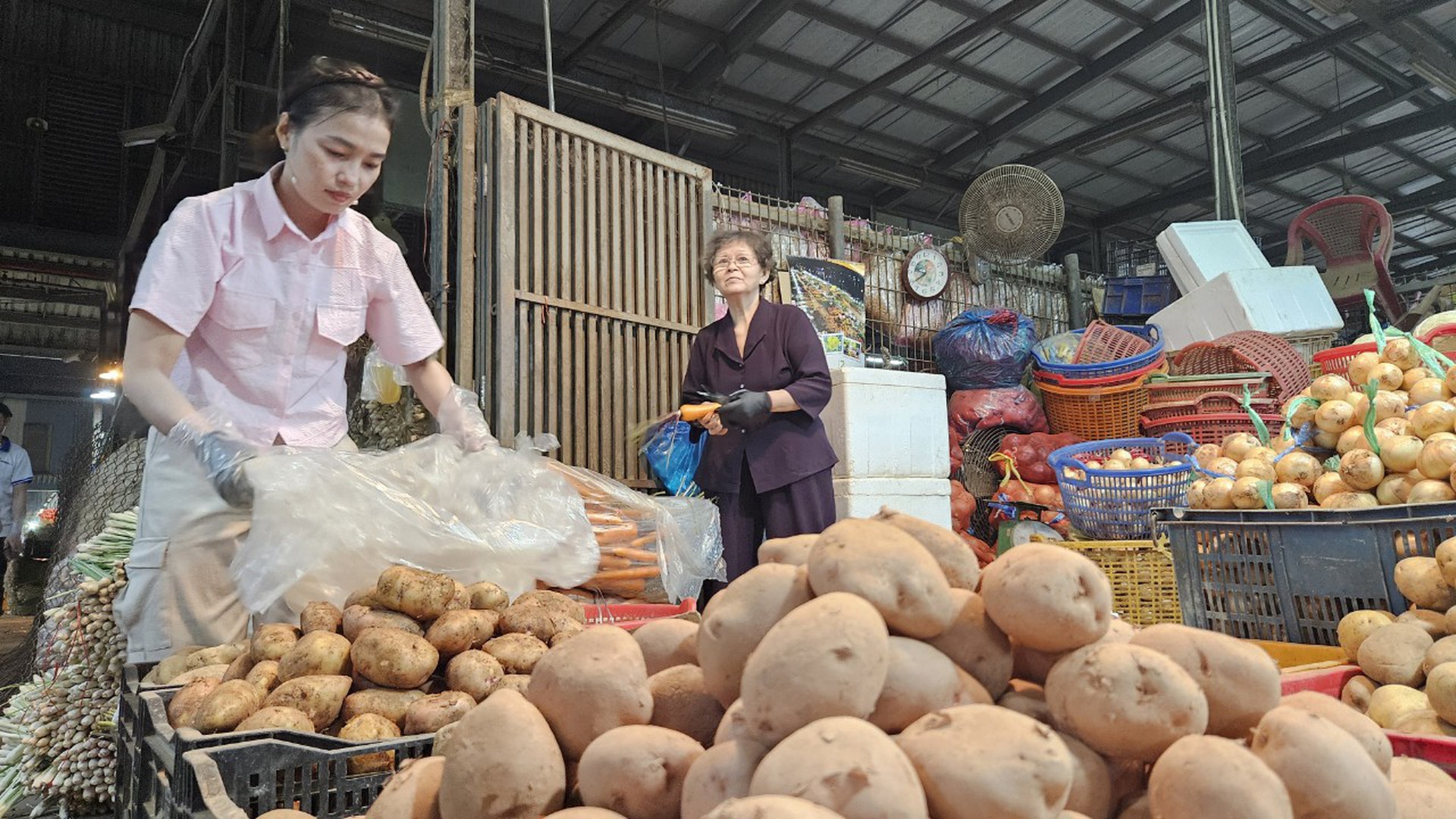 L&atilde;nh đạo TP HCM khảo s&aacute;t đ&ecirc;m ở chợ đầu mối B&igrave;nh Điền - Ảnh 6.