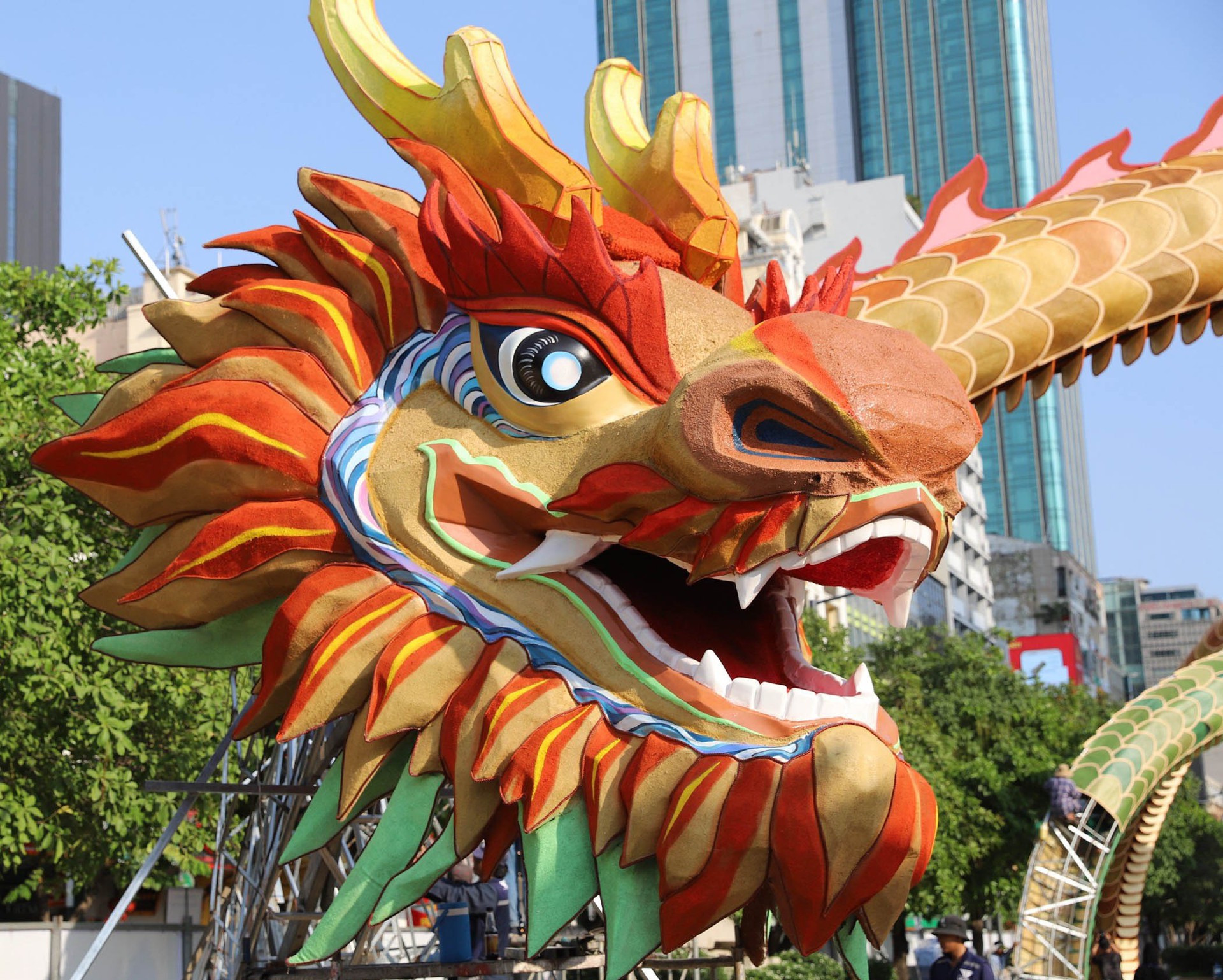Linh vật rồng d&agrave;i 100 m tr&ecirc;n đường hoa Nguyễn Huệ dần hiện h&igrave;nh- Ảnh 3.