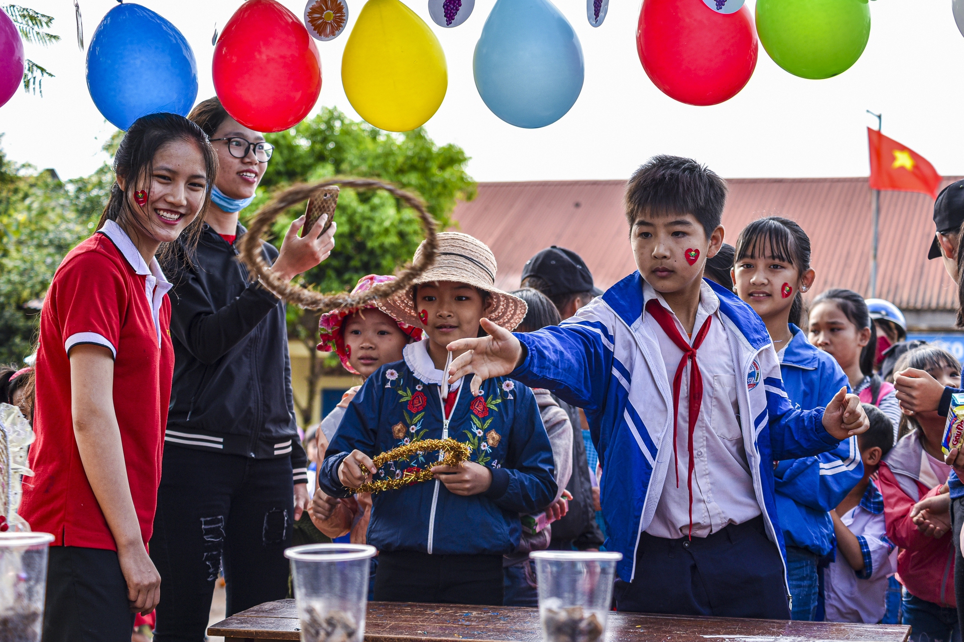 Dưới l&aacute; cờ Tổ quốc. Ảnh: SƠN HẢI