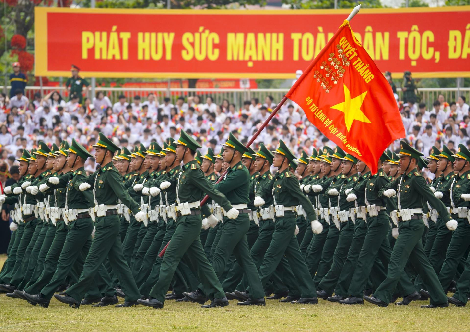 Khối sĩ quan bi&ecirc;n ph&ograve;ng Việt Nam tham gia diễu binh, diễu h&agrave;nh trong lễ kỷ niệm 70 năm Chiến thắng Điện Bi&ecirc;n Phủ . Ảnh: NGUYỄN VIỆT HỒNG