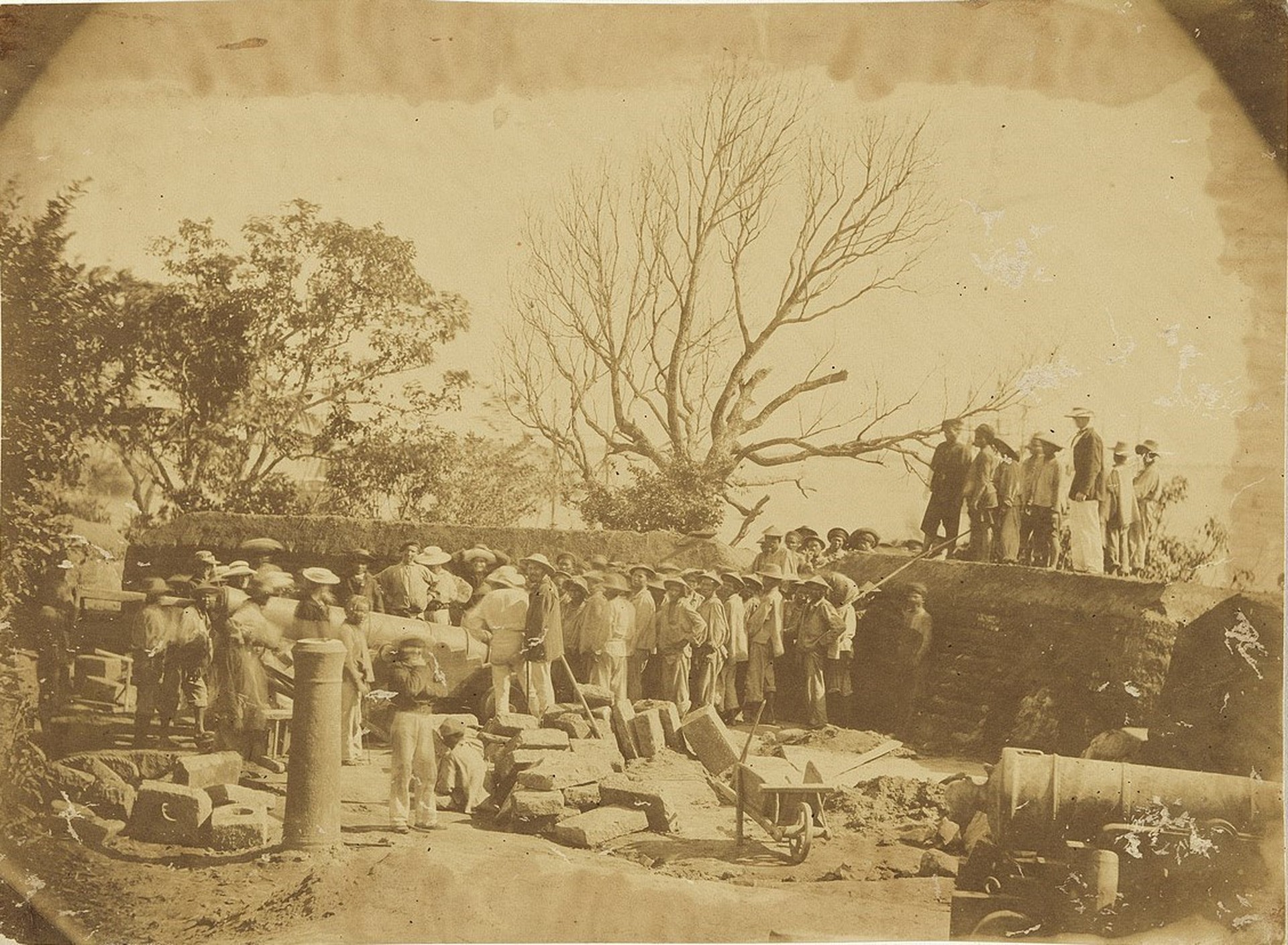 Ảnh một g&oacute;c b&ecirc;n trong ph&aacute;o đ&agrave;i Ph&ograve;ng Hải chụp năm 1859 ở vịnh Tourane, kh&ocirc;ng r&otilde; t&aacute;c giả, trưng b&agrave;y tại National Gallery of Australia