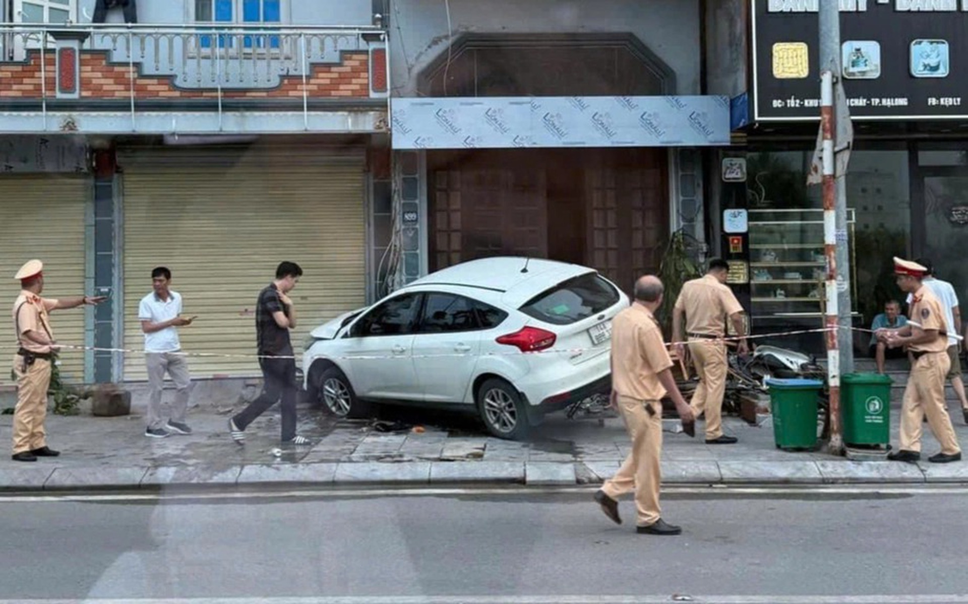 Tai nạn li&ecirc;n ho&agrave;n, 4 người nhập viện