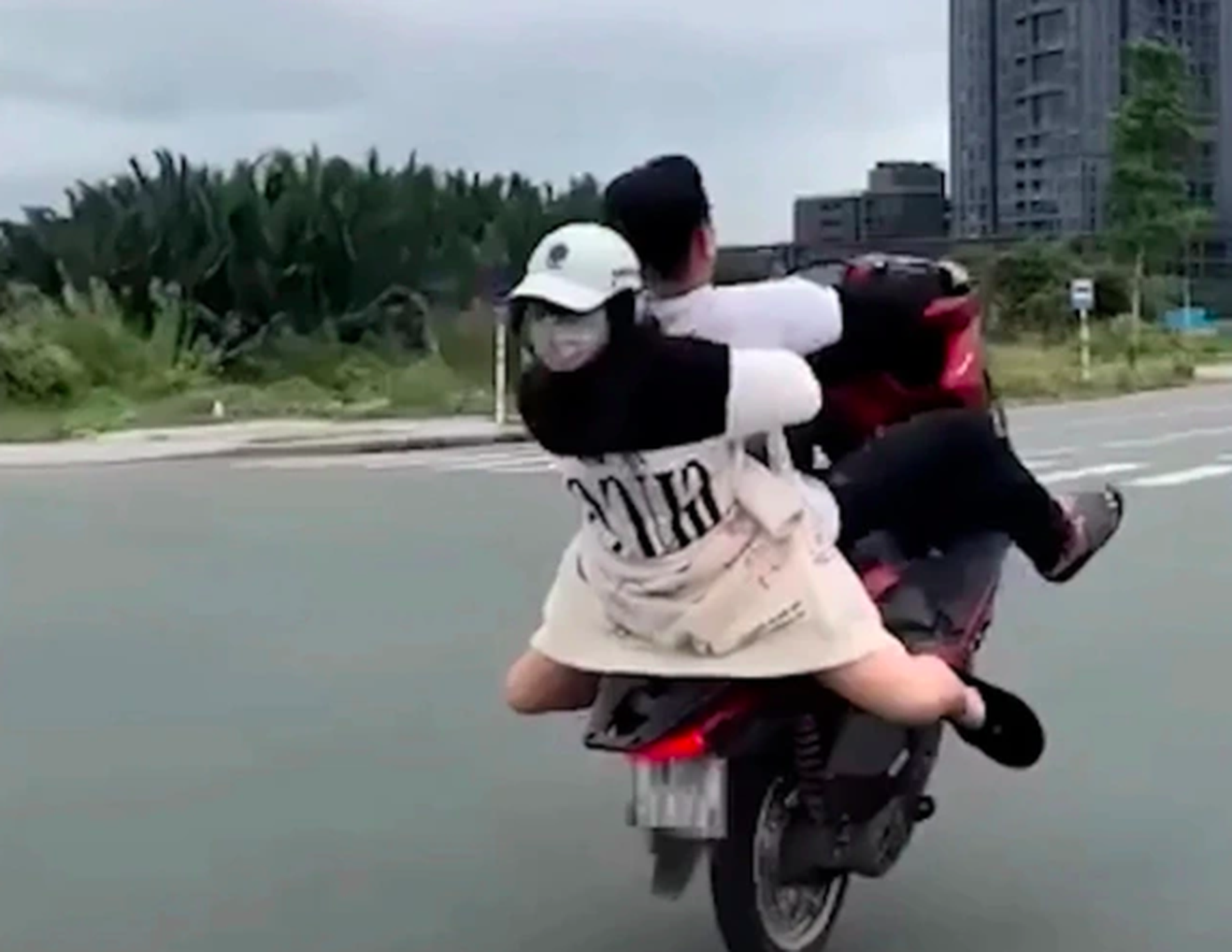 Bộ C&ocirc;ng an đề xuất tịch thu xe m&aacute;y với trường hợp bốc đầu, l&aacute;i bằng ch&acirc;n- Ảnh 1.
