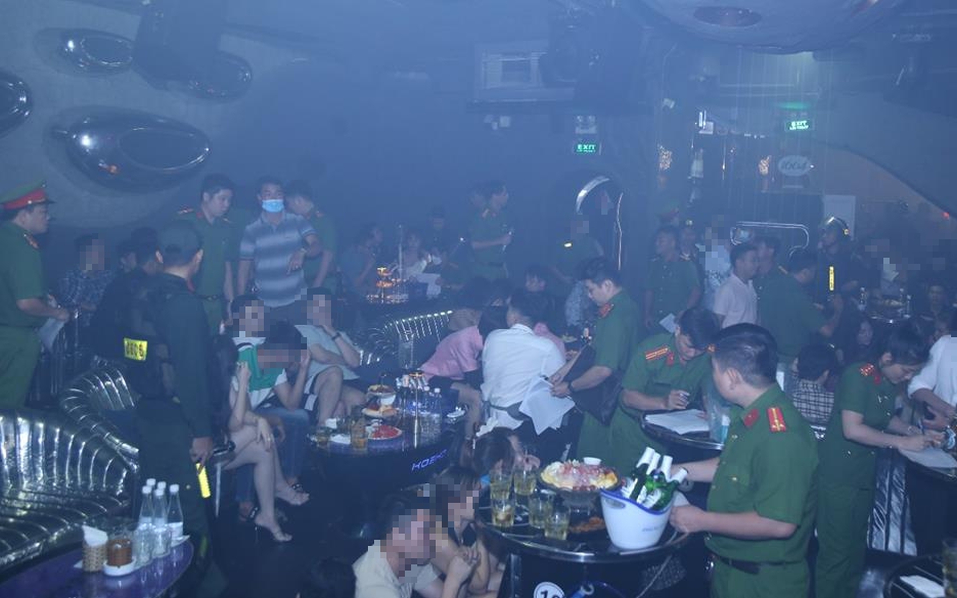Gần 100 cảnh s&aacute;t đột k&iacute;ch cơ sở kinh doanh qu&aacute;n bar, vũ trường tr&aacute; h&igrave;nh ở Bi&ecirc;n Ho&agrave;