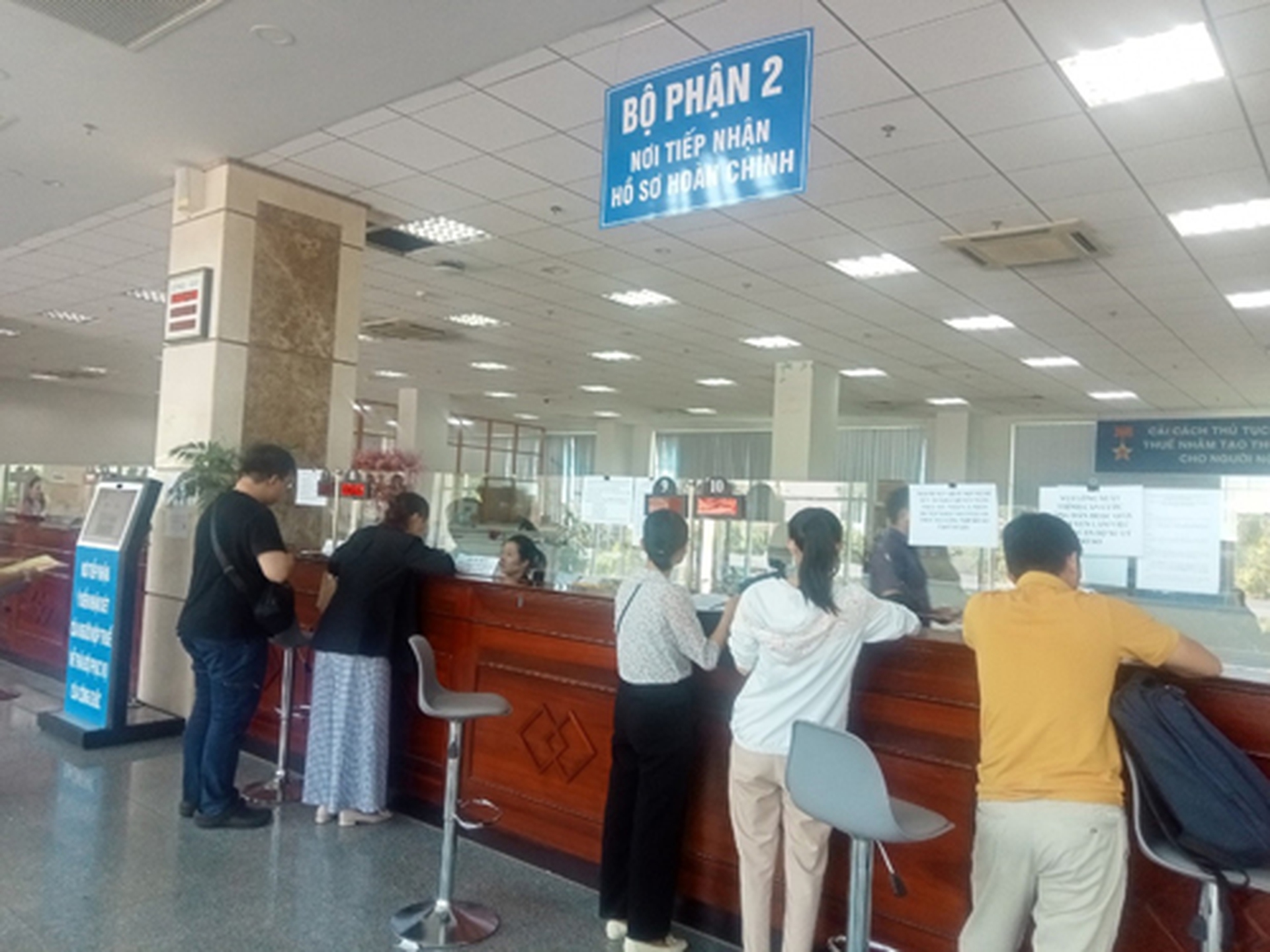 Người d&acirc;n giao dịch tại Cục Thuế TP HCM Ảnh: THY THƠ