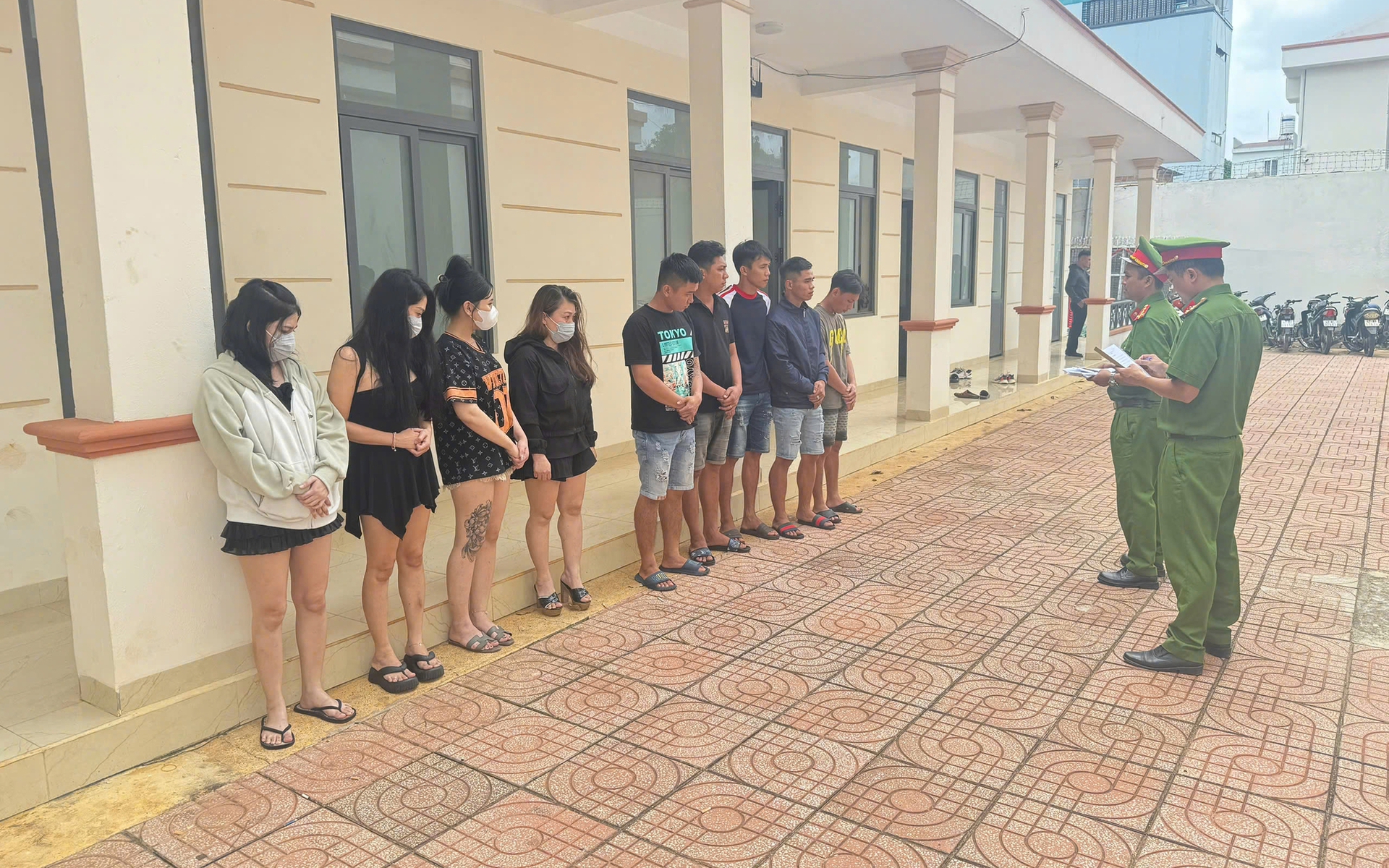 Chủ qu&aacute;n karaoke tổ chức cho kh&aacute;ch v&agrave; nh&acirc;n vi&ecirc;n 