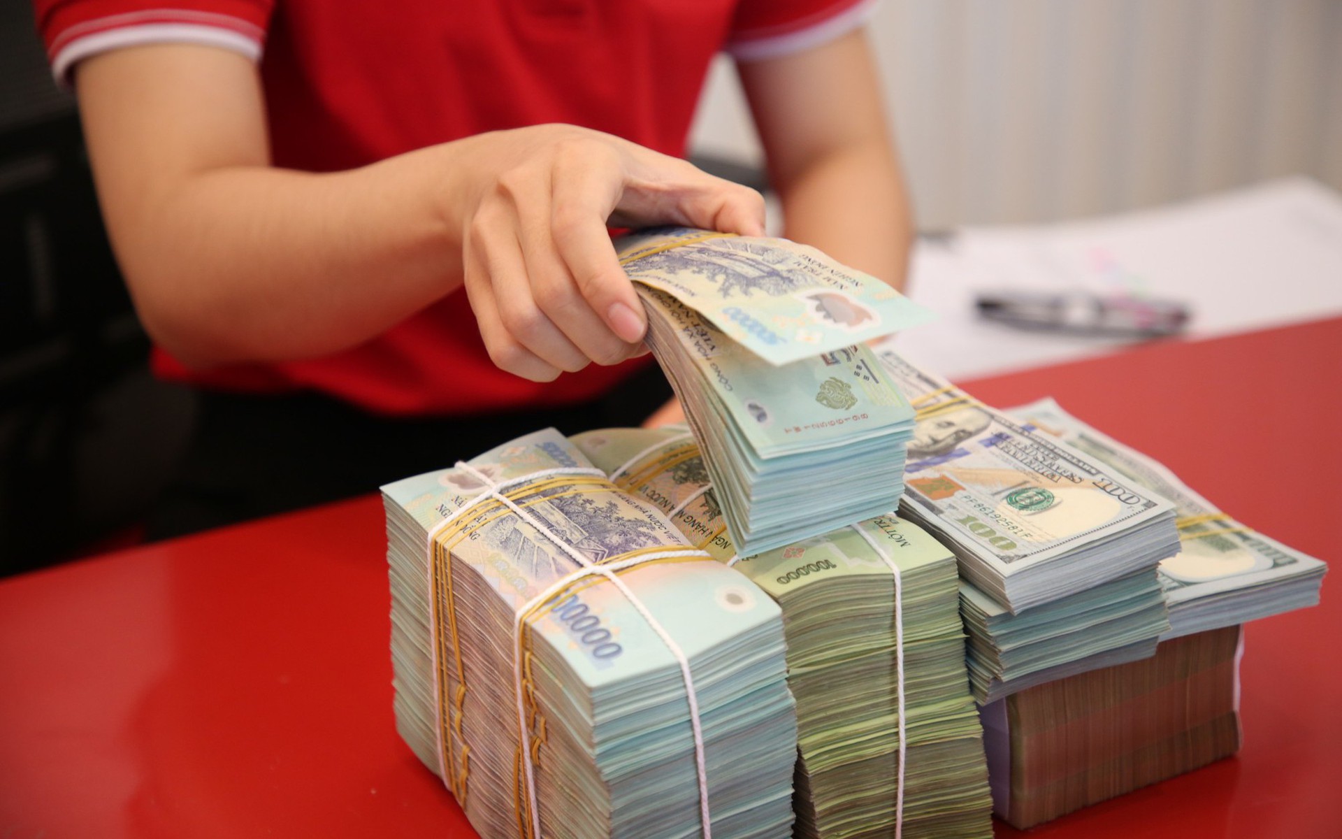 L&atilde;i suất tiết kiệm tăng, tiền nh&agrave;n rỗi nối đu&ocirc;i chảy mạnh v&agrave;o ng&acirc;n h&agrave;ng