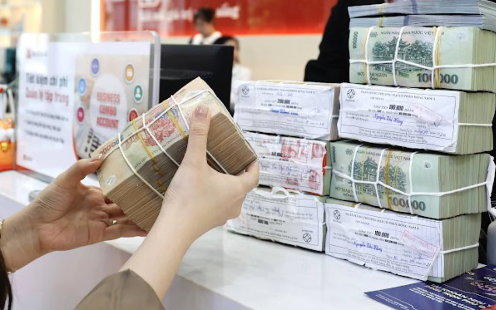 L&atilde;i suất h&ocirc;m nay 20-11: Một ng&acirc;n h&agrave;ng tung chứng chỉ tiền gửi l&atilde;i tới 7,1%