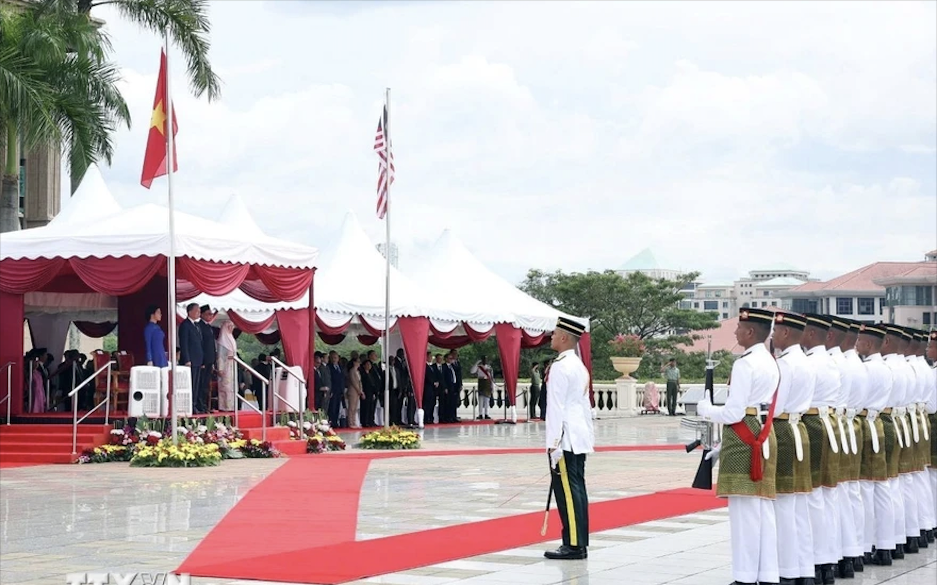 Lễ đ&oacute;n trọng thể Tổng B&iacute; thư T&ocirc; L&acirc;m v&agrave; phu nh&acirc;n thăm ch&iacute;nh thức Malaysia