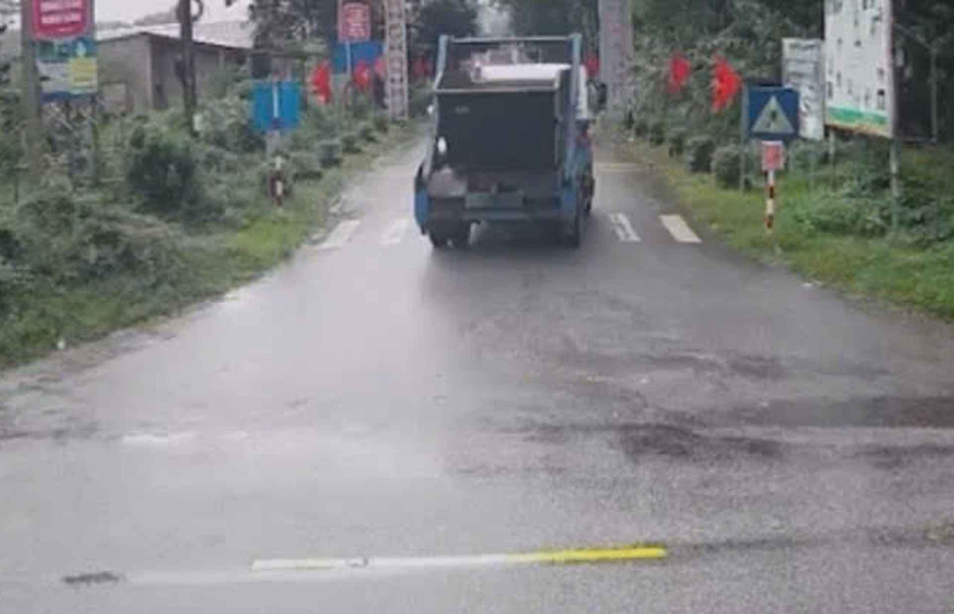 CLIP: Xe chở r&aacute;c rơi từ cầu treo xuống s&ocirc;ng, 2 người mất t&iacute;ch- Ảnh 4.