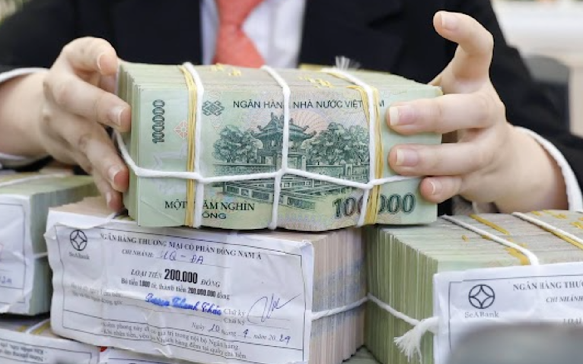 L&atilde;i suất h&ocirc;m nay 25-11: Một ng&acirc;n h&agrave;ng bất ngờ đi ngược xu hướng