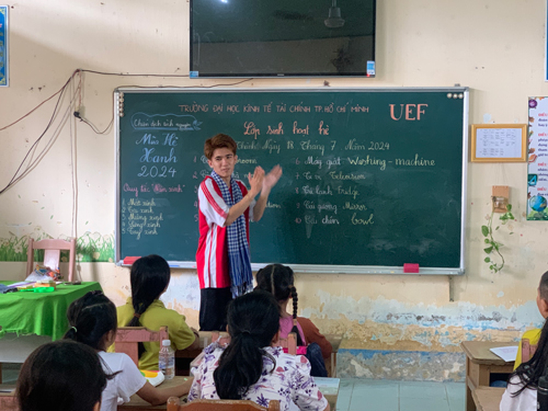 C&aacute;c lớp học h&egrave; do sinh vi&ecirc;n t&igrave;nh nguyện phụ tr&aacute;ch gi&uacute;p &iacute;ch cho nhiều trẻ em v&ugrave;ng s&acirc;u, v&ugrave;ng xa