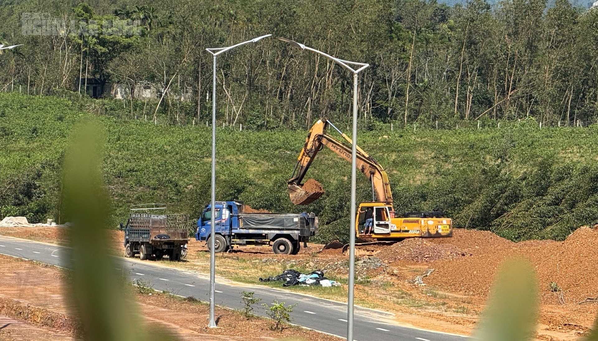 Lần theo xe ben chở đất m&uacute;c trộm ở đường v&agrave;nh đai ng&agrave;n tỉ- Ảnh 2.