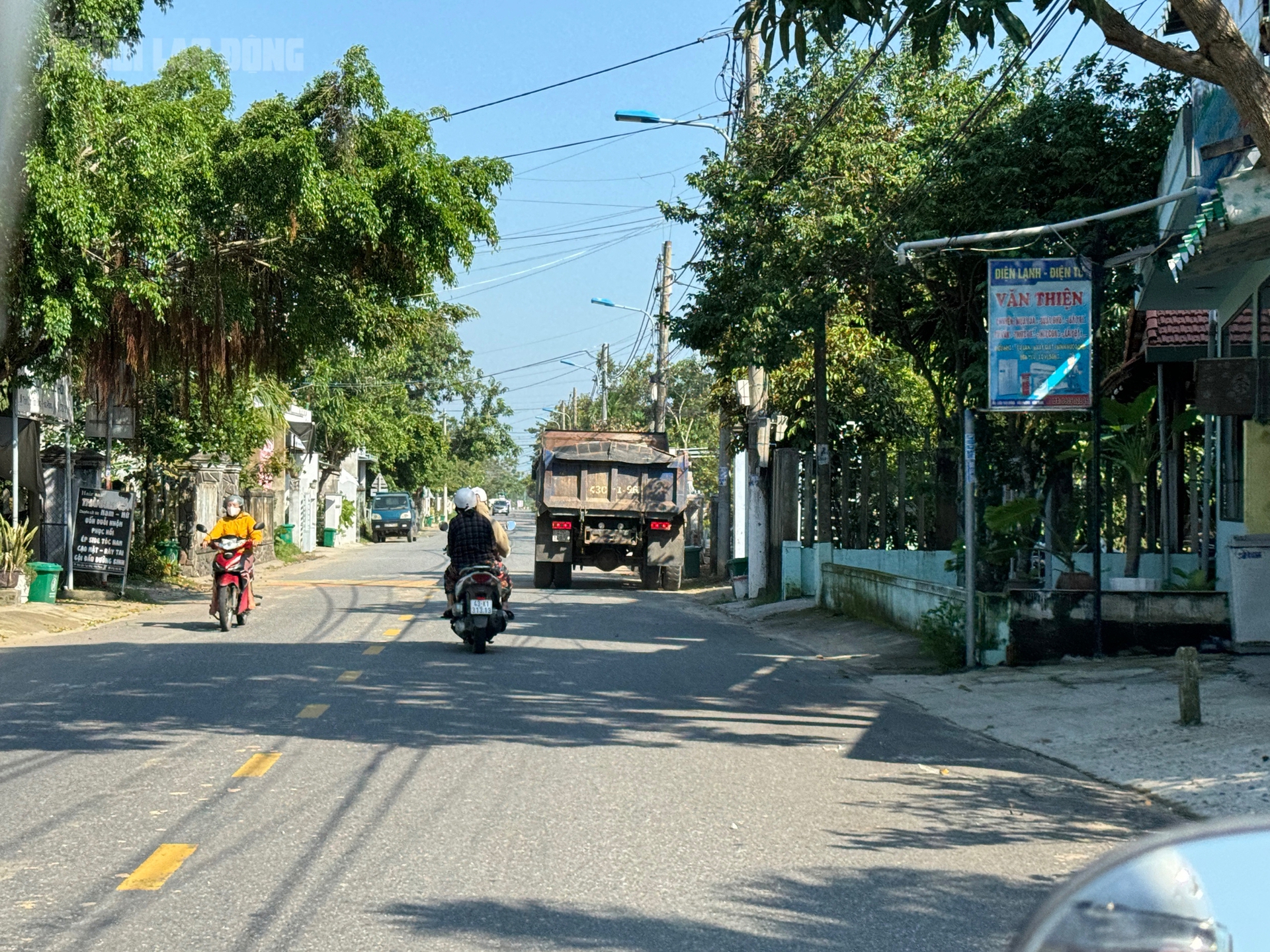 Lần theo xe ben chở đất m&uacute;c trộm ở đường v&agrave;nh đai ng&agrave;n tỉ- Ảnh 4.