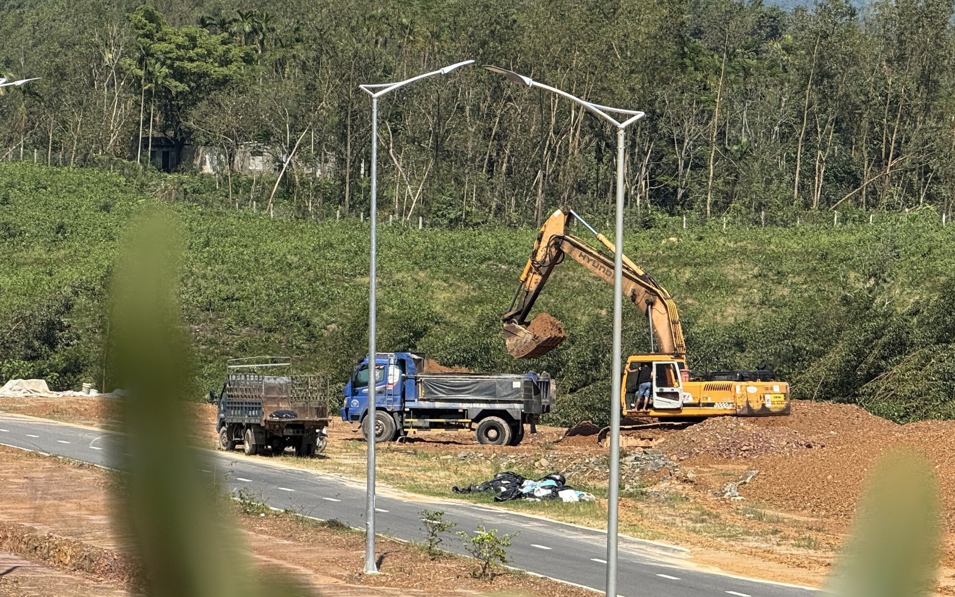 Lần theo xe ben chở đất m&uacute;c trộm ở đường v&agrave;nh đai ng&agrave;n tỉ