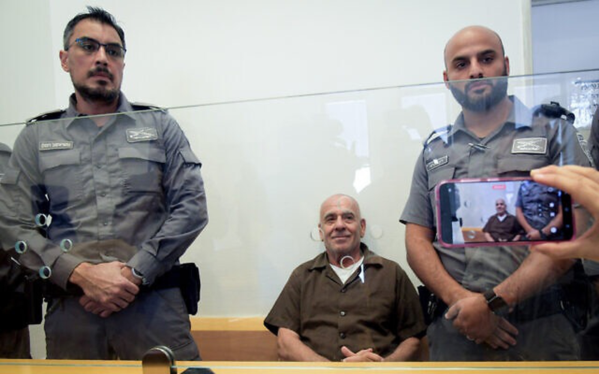 Moti Maman, bị c&aacute;o buộc được Iran tuyển dụng để thực hiện &acirc;m mưu &aacute;m s&aacute;t thủ tướng Israel, bộ trưởng quốc ph&ograve;ng hoặc người đứng đầu Shin Bet, tại t&ograve;a &aacute;n ở Beersheba v&agrave;o ng&agrave;y 19-9. Ảnh: Dudu Greenspan/Flash90