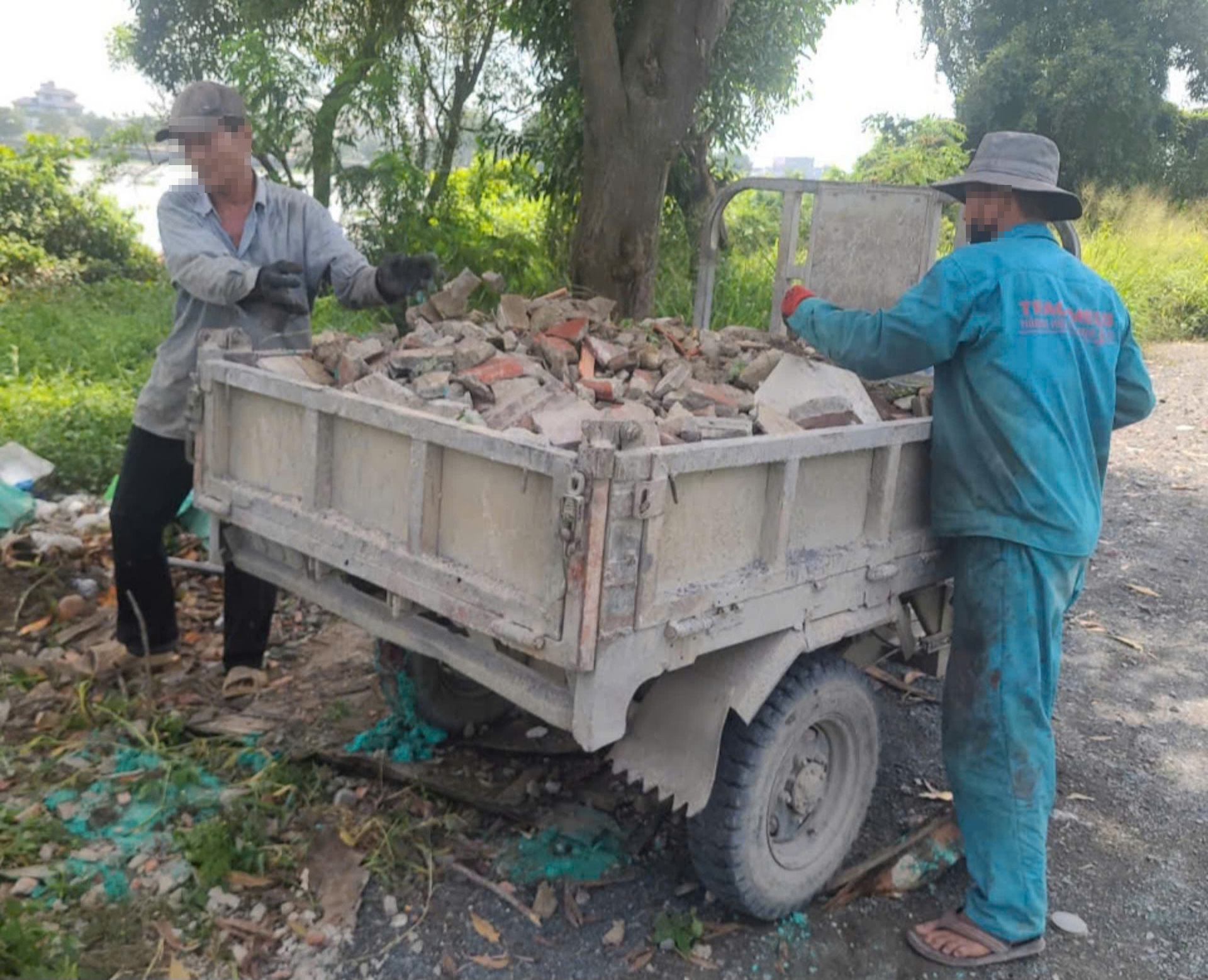 Đổ x&agrave; bần kh&ocirc;ng đ&uacute;ng chỗ, người đ&agrave;n &ocirc;ng vừa mất tiền vừa phải đi dọn lại- Ảnh 4.